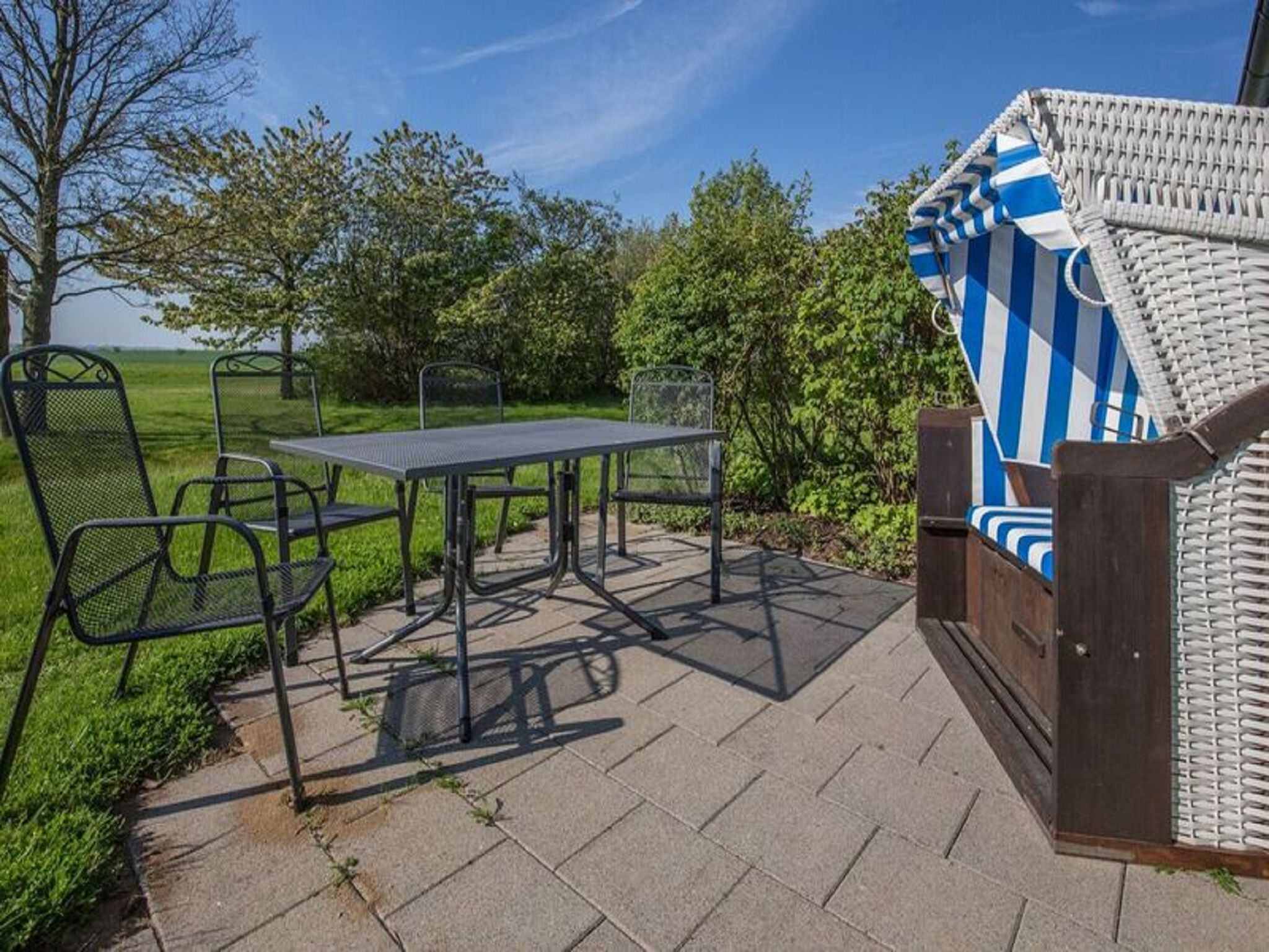 Feriendorf Rugana Komfortplus Ferienwohnung mit 2 Schlafzimmern und Terrasse (D43) Insel Rügen - Terrasse