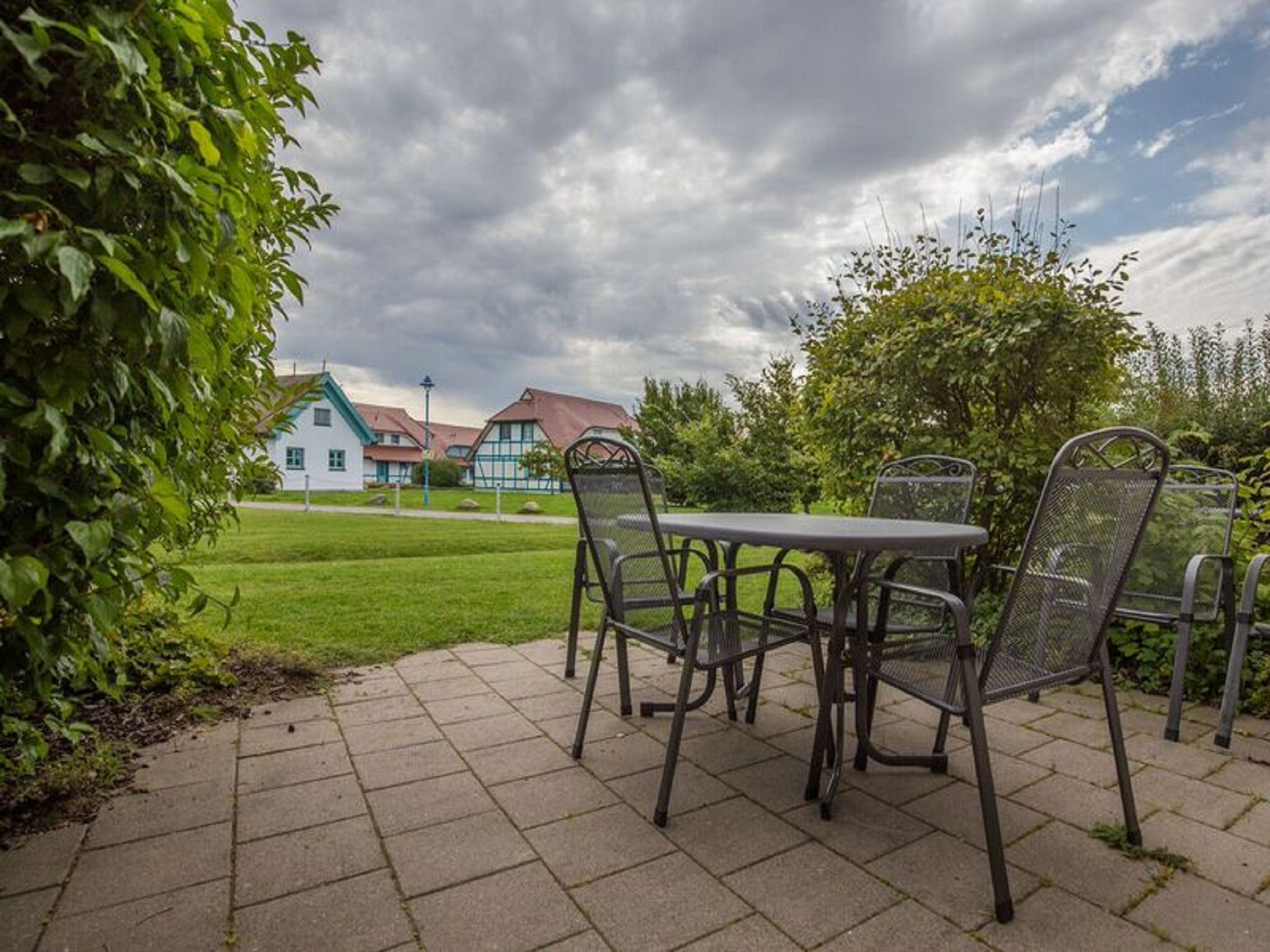 Feriendorf Rugana Komfort Ferienwohnung mit 2 Schlafzimmern und Terrasse (D02) Insel Rügen - Terrasse
