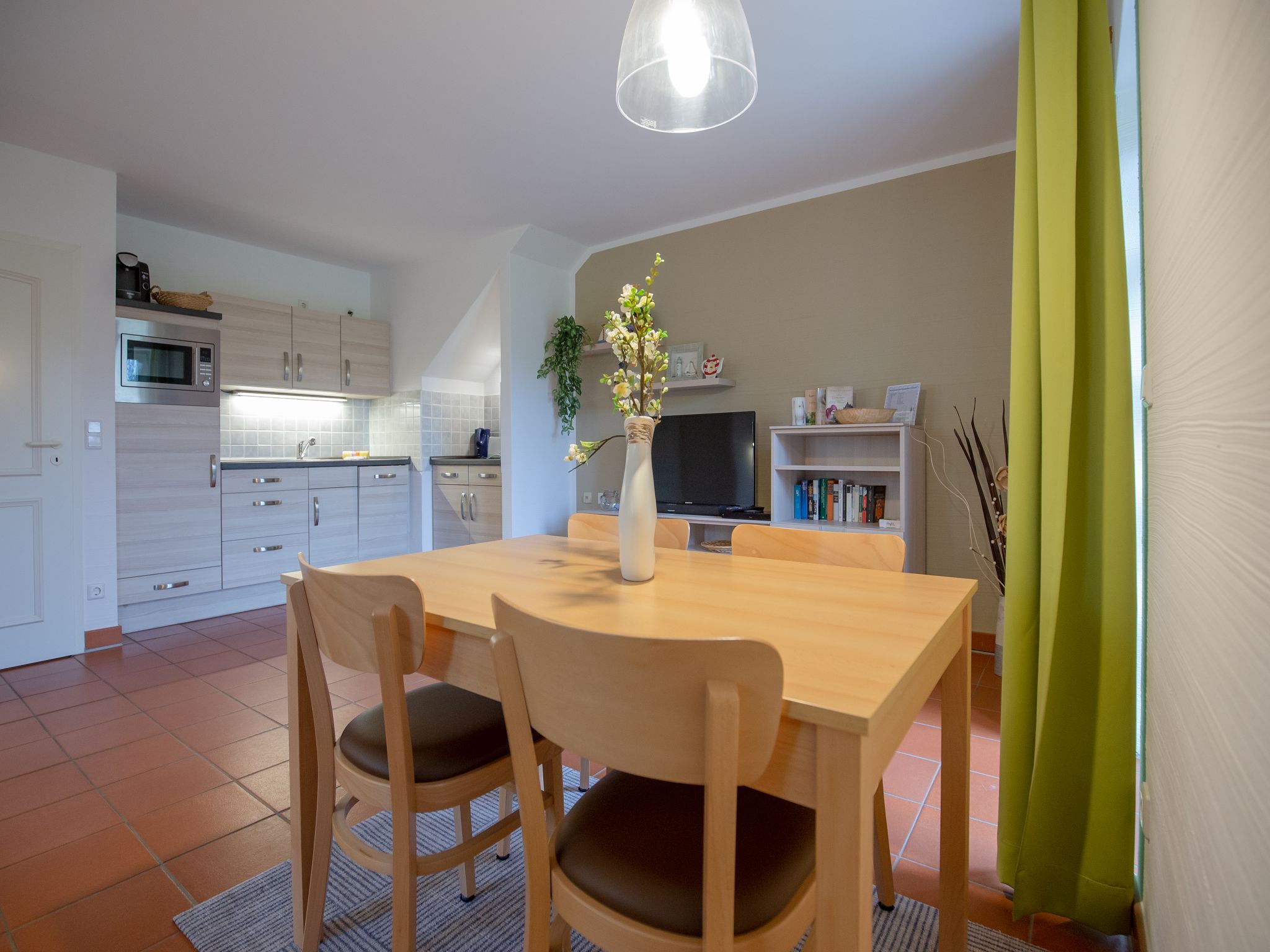 Feriendorf Rugana Komfort Ferienwohnung mit 1 Schlafzimmer und Terrasse (B52) Insel Rügen - Wohnzimmer