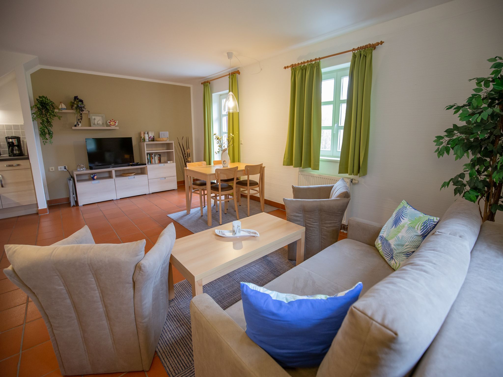 Feriendorf Rugana Komfort Ferienwohnung mit 1 Schlafzimmer und Terrasse (B52) Insel Rügen - Wohnzimmer