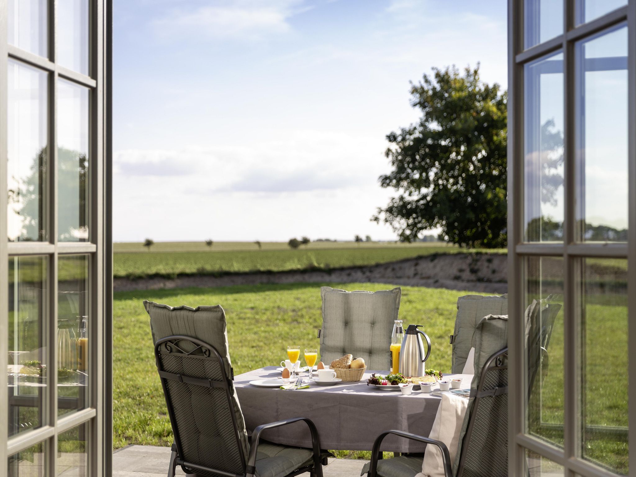 Luxus Reetdachvilla mit 3 Schlafzimmern, Sauna und Kamin (E07) - Terrasse