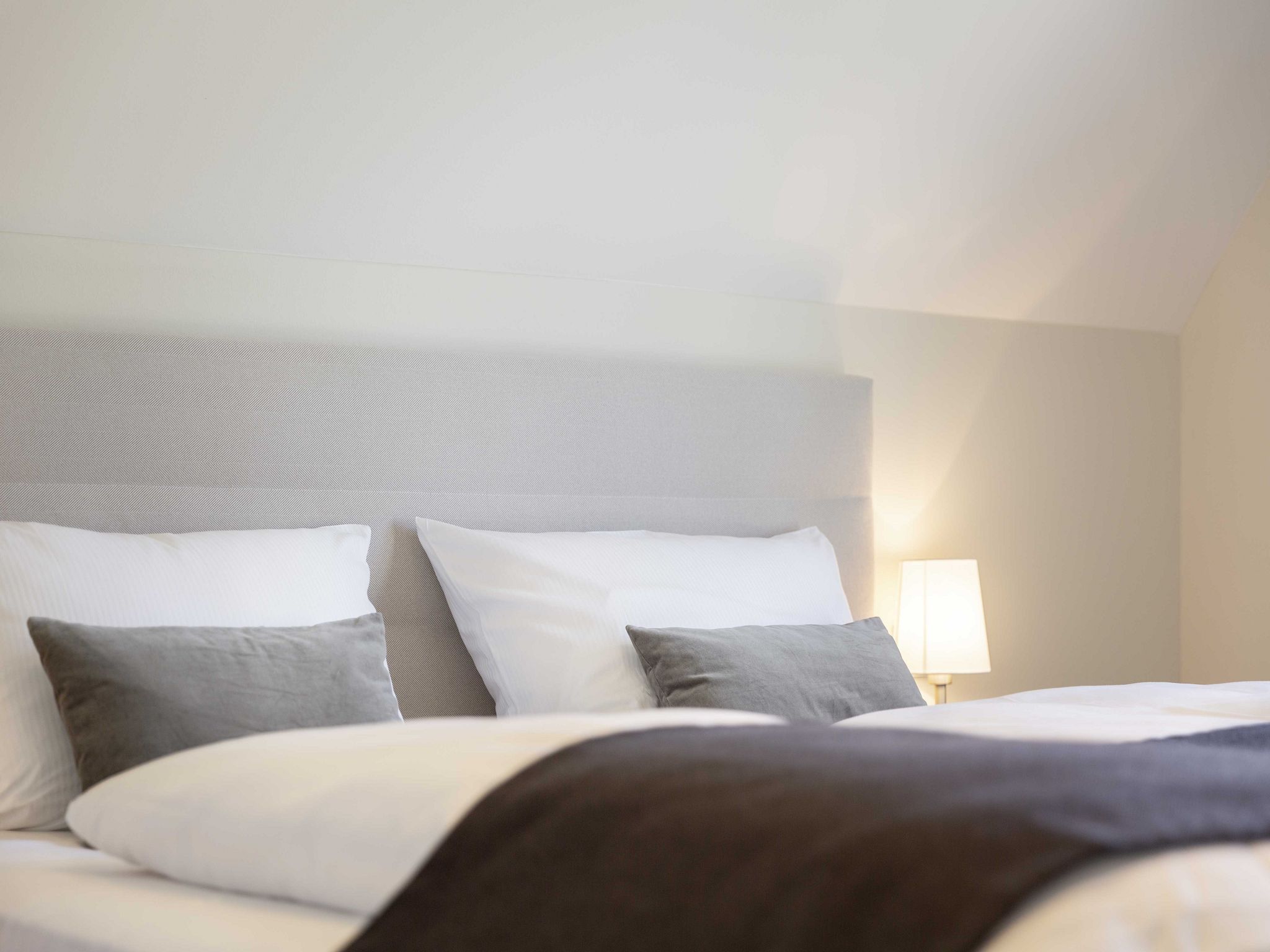 Luxus Reetdachvilla mit 3 Schlafzimmern, Sauna und Kamin (E07) - Bett