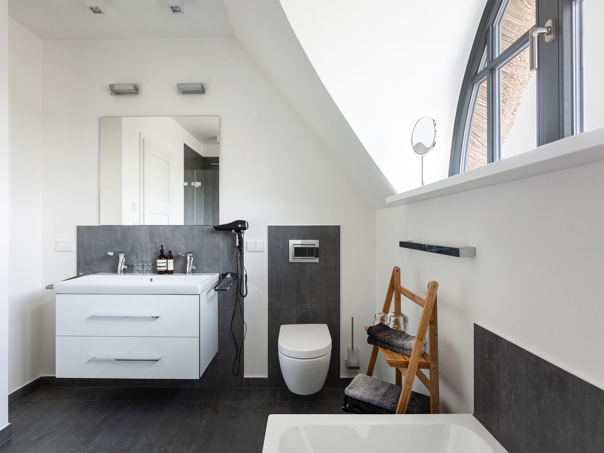 Luxus Reetdachvilla mit 3 Schlafzimmern, Sauna und Kamin (E07) - Badezimmer