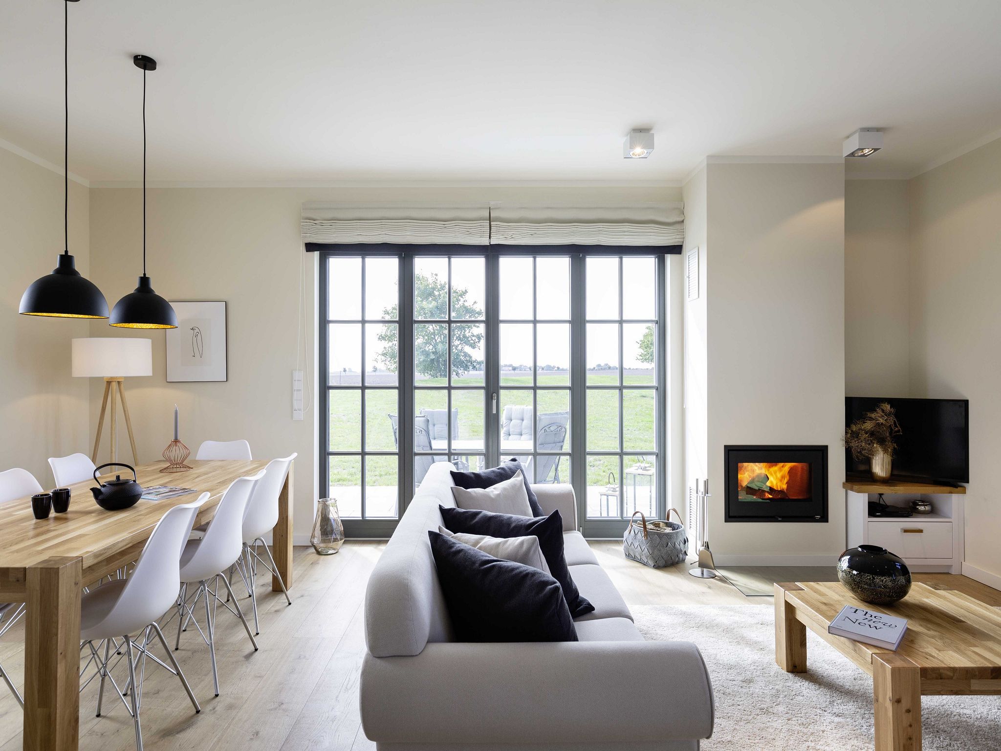 Luxus Reetdachvilla mit 3 Schlafzimmern, Sauna und Kamin (E07) - Wohnzimmer