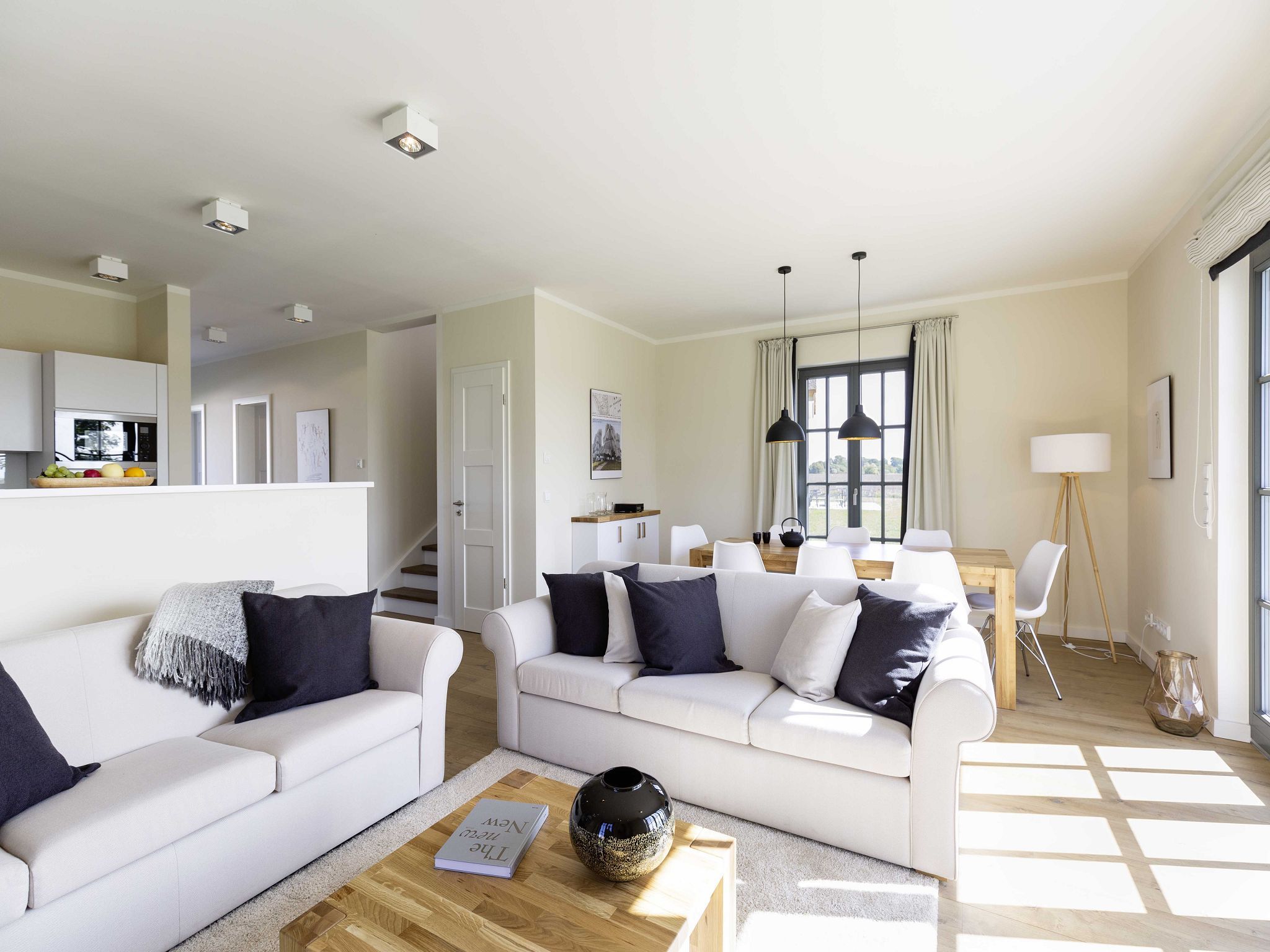 Luxus Reetdachvilla mit 3 Schlafzimmern, Sauna und Kamin (E07) - Wohnzimmer