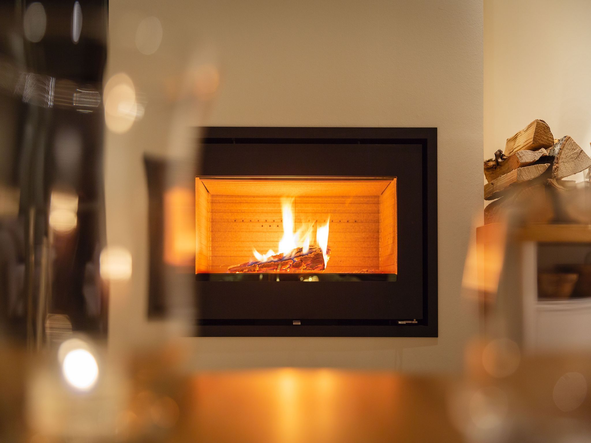 Premium Reetdachvilla mit 3 Schlafzimmern, Sauna und Kamin (E03) - Kamin-/Ofen