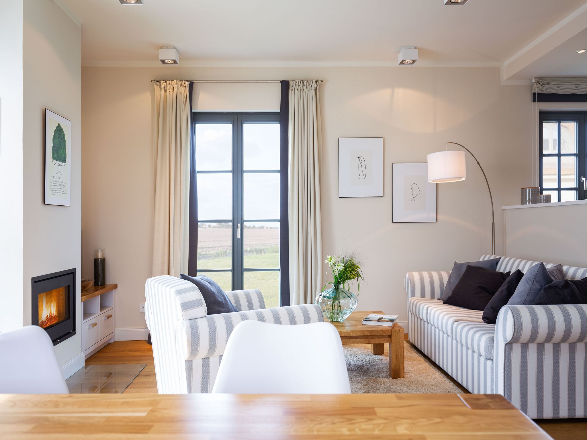 Premium Reetdachvilla mit 2 Schlafzimmern, Sauna und Kamin (E04) - Wohnzimmer