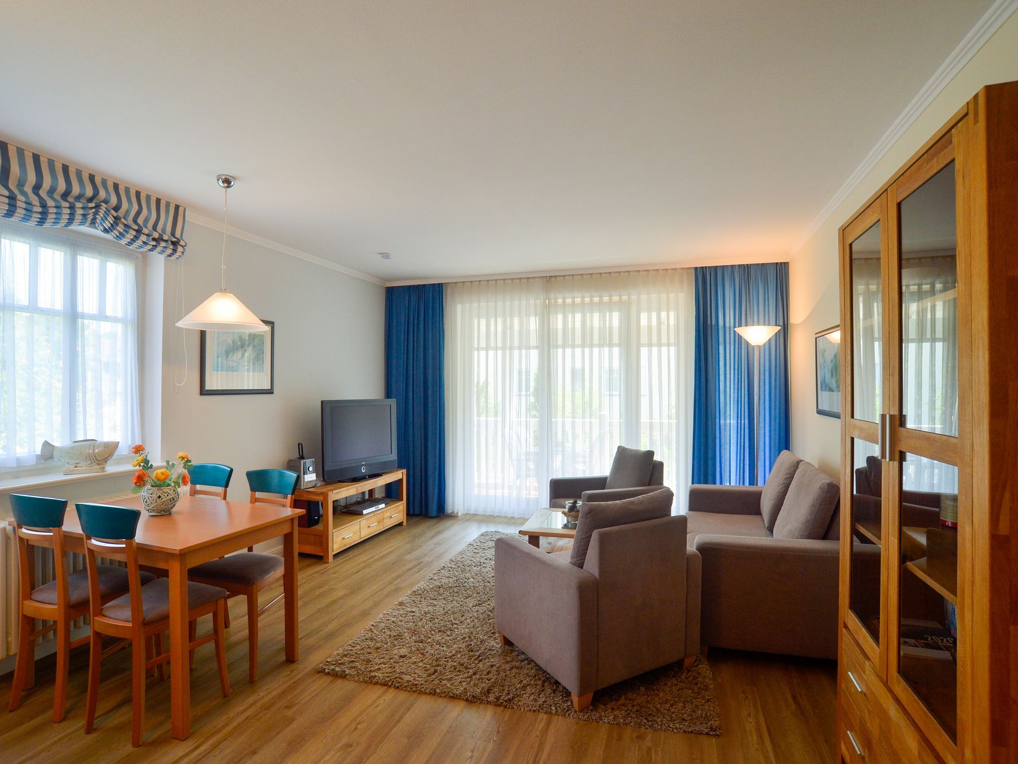 Dünenpark Binz Komfort Ferienwohnung mit 1 Schlafzimmer und Balkon im Obergeschoss (108) Insel Rügen - Wohnzimmer