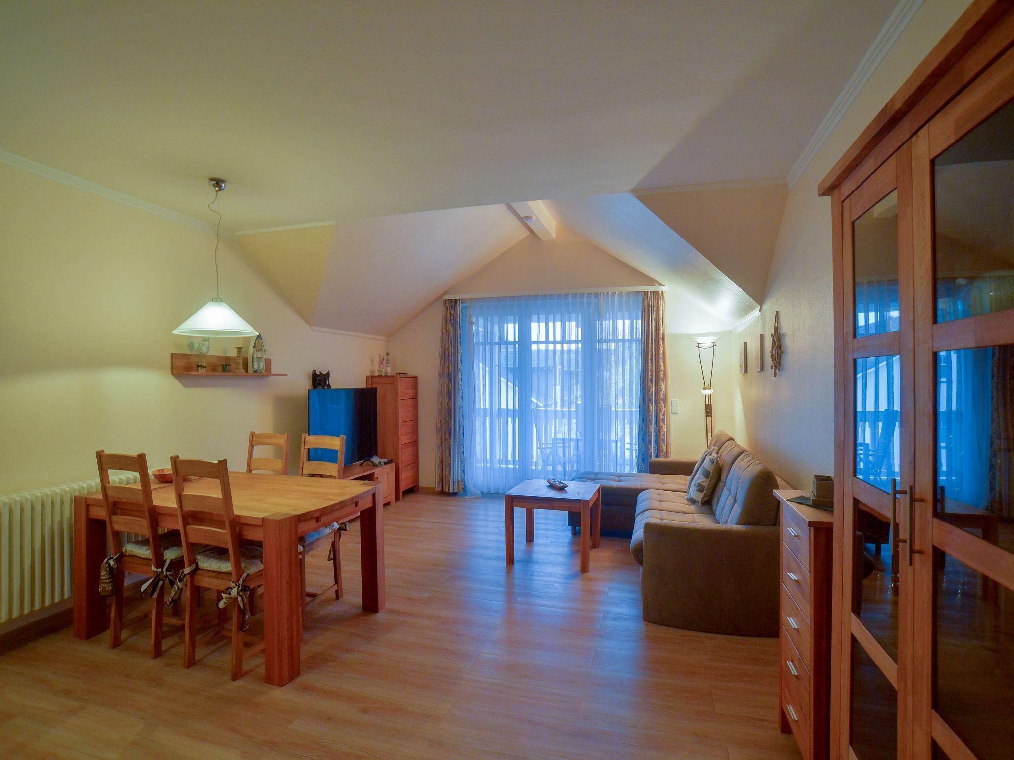 Dünenpark Binz Komfortplus Ferienwohnung mit 1 Schlafzimmer und Balkon im Dachgeschoss (112) Insel Rügen - Wohnzimmer