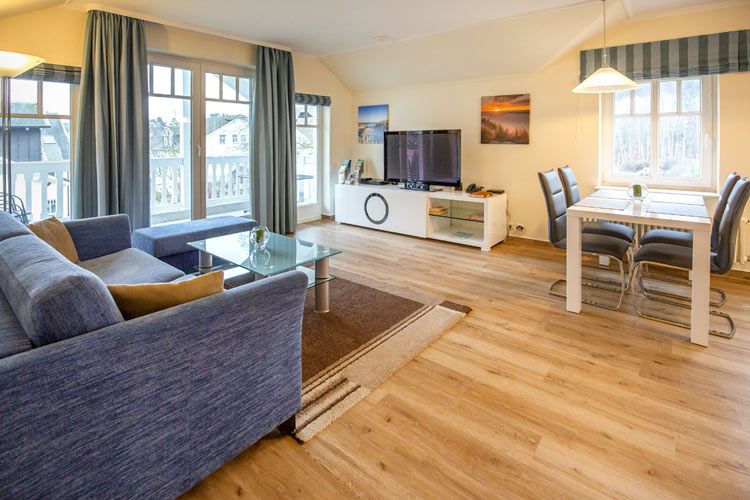 Dünenpark Binz Komfortplus Ferienwohnung mit 1 Schlafzimmer und Balkon im Dachgeschoss (148) Insel Rügen - Wohnzimmer