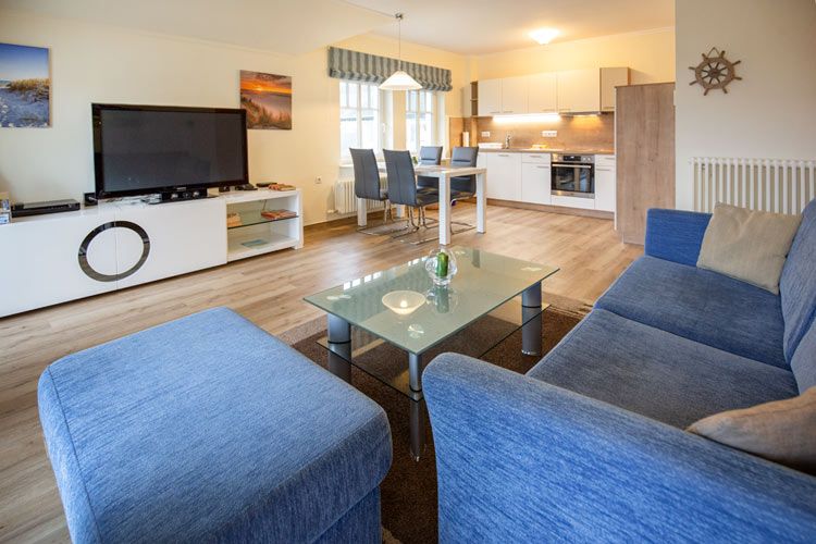 Dünenpark Binz Komfortplus Ferienwohnung mit 1 Schlafzimmer und Balkon im Dachgeschoss (148) Insel Rügen - Wohnzimmer