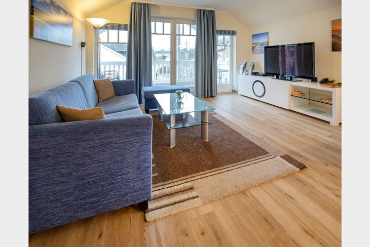 Dünenpark Binz Komfortplus Ferienwohnung mit 1 Schlafzimmer und Balkon im Dachgeschoss (148) Insel Rügen - Wohnzimmer