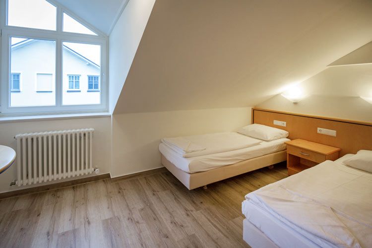 Dünenpark Binz Komfortplus Ferienwohnung mit 1 Schlafzimmer und Balkon im Dachgeschoss (148) Insel Rügen - Schlafzimmer