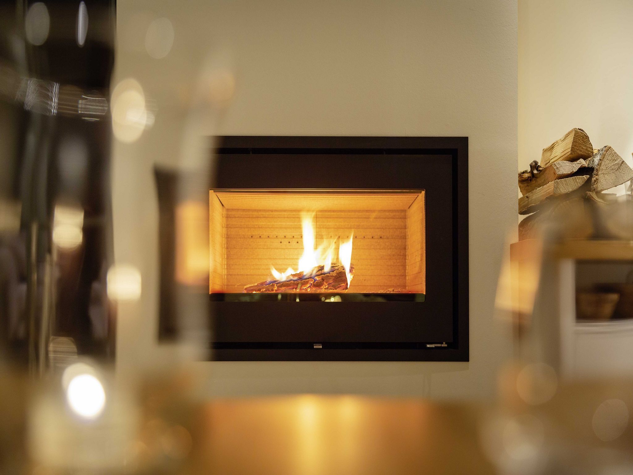 Premium Reetdachvilla mit 3 Schlafzimmern, Sauna und Kamin (F09) - Kamin-/Ofen