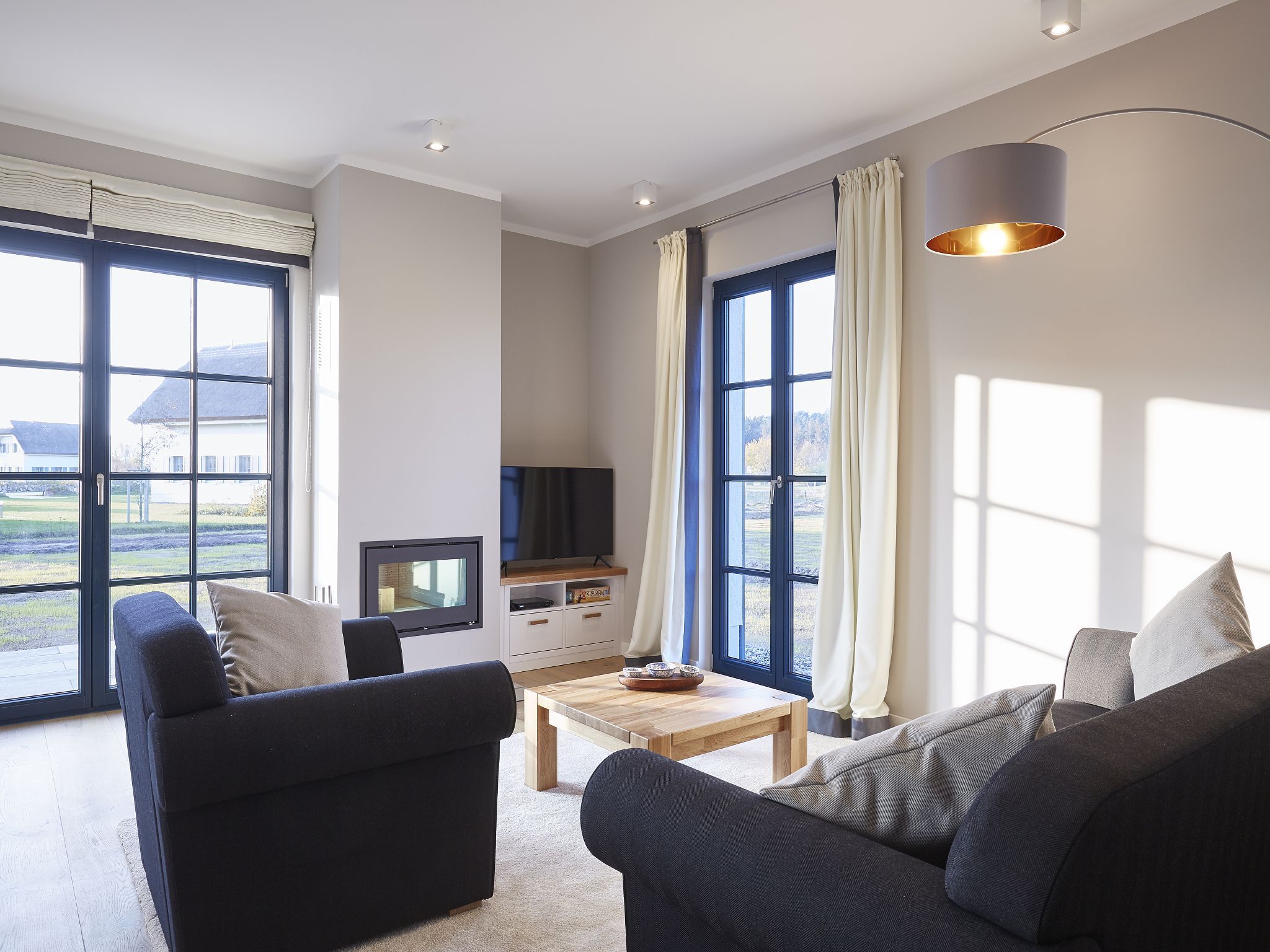 Premium Reetdachvilla mit 3 Schlafzimmern, Sauna und Kamin (F07) - Wohnzimmer