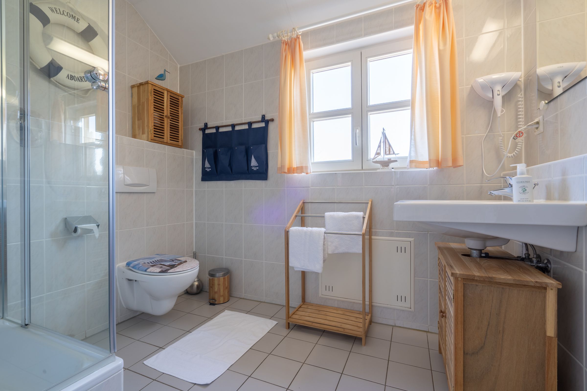 Feriendorf Rugana Komfort Ferienwohnung mit 1 Schlafzimmer (B27) Insel Rügen - Badezimmer