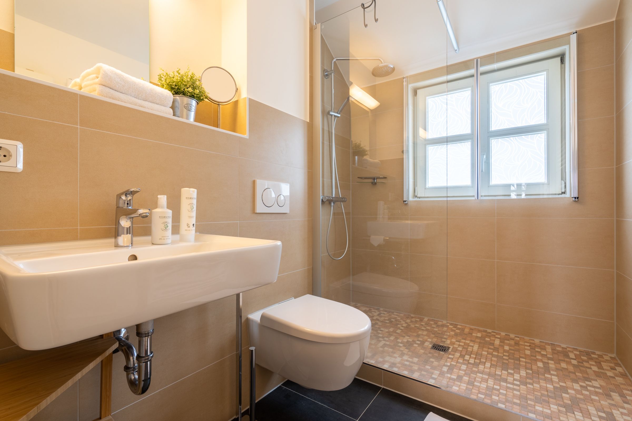 Feriendorf Rugana Komfortplus Ferienwohnung mit 2 Schlafzimmern und Terrasse (D43) Insel Rügen - Badezimmer