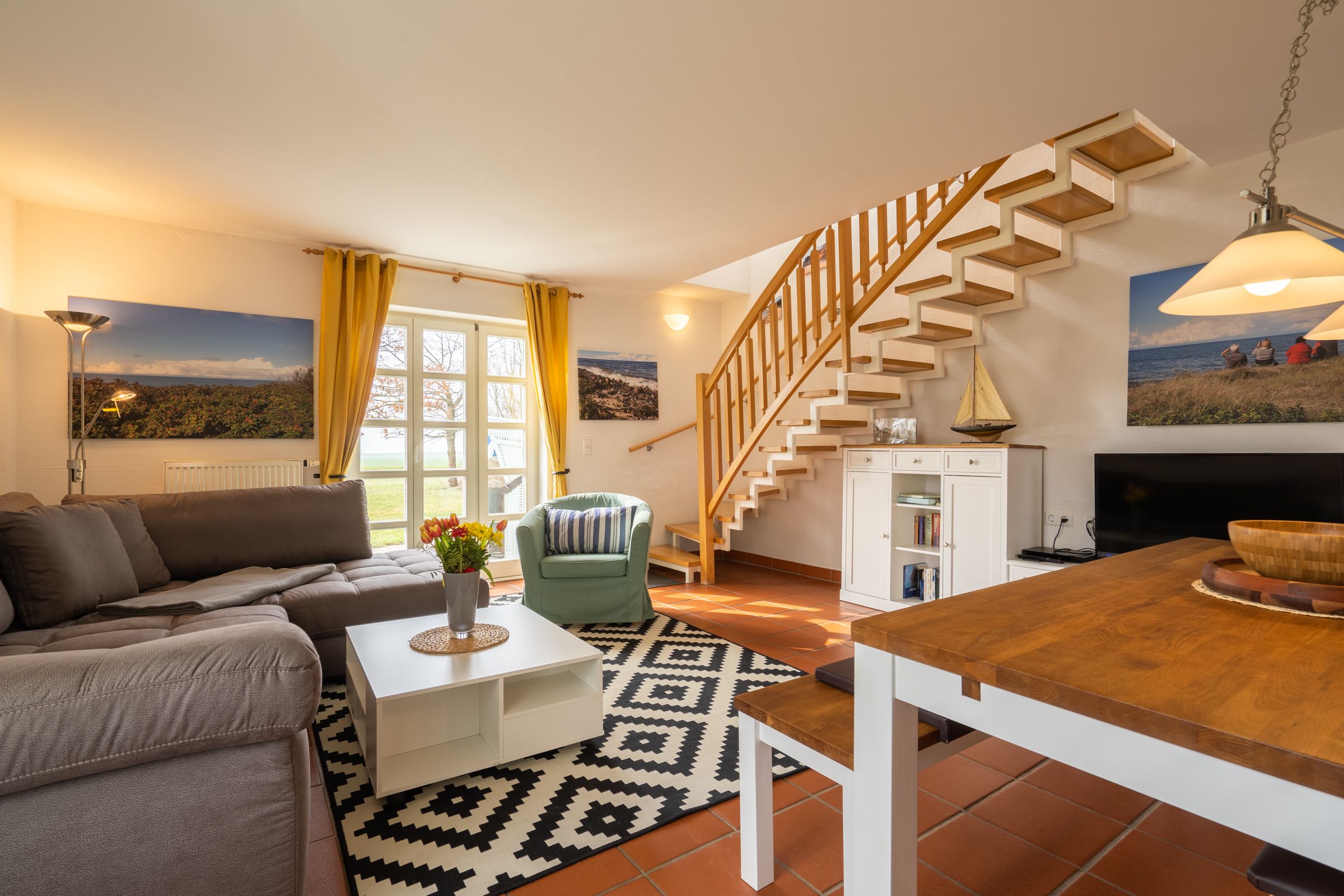 Feriendorf Rugana Komfortplus Ferienwohnung mit 2 Schlafzimmern und Terrasse (D43) Insel Rügen - Wohnzimmer