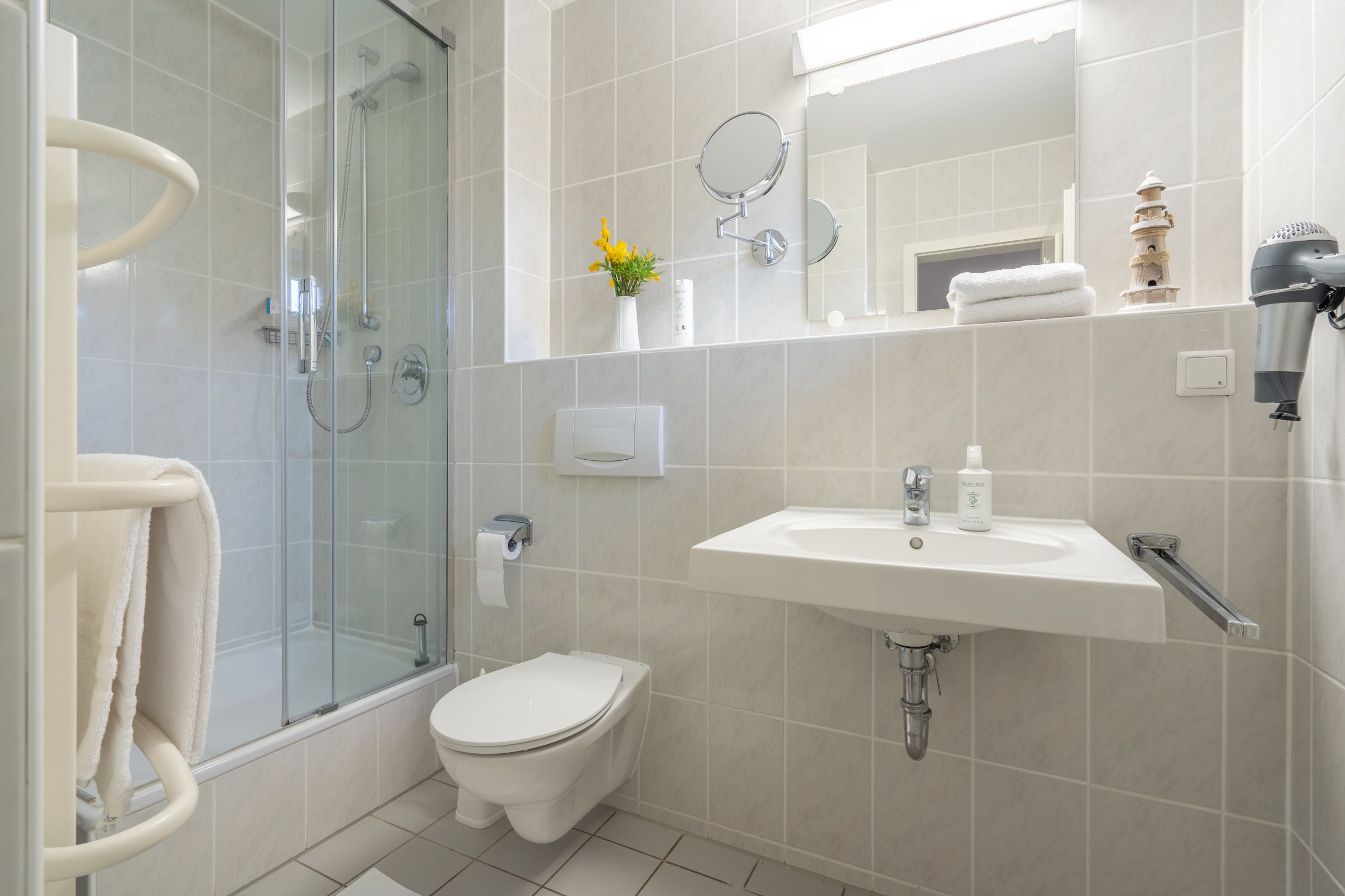 Feriendorf Rugana Komfort Ferienwohnung mit 1 Schlafzimmern und Terrasse (C16) Insel Rügen - Badezimmer