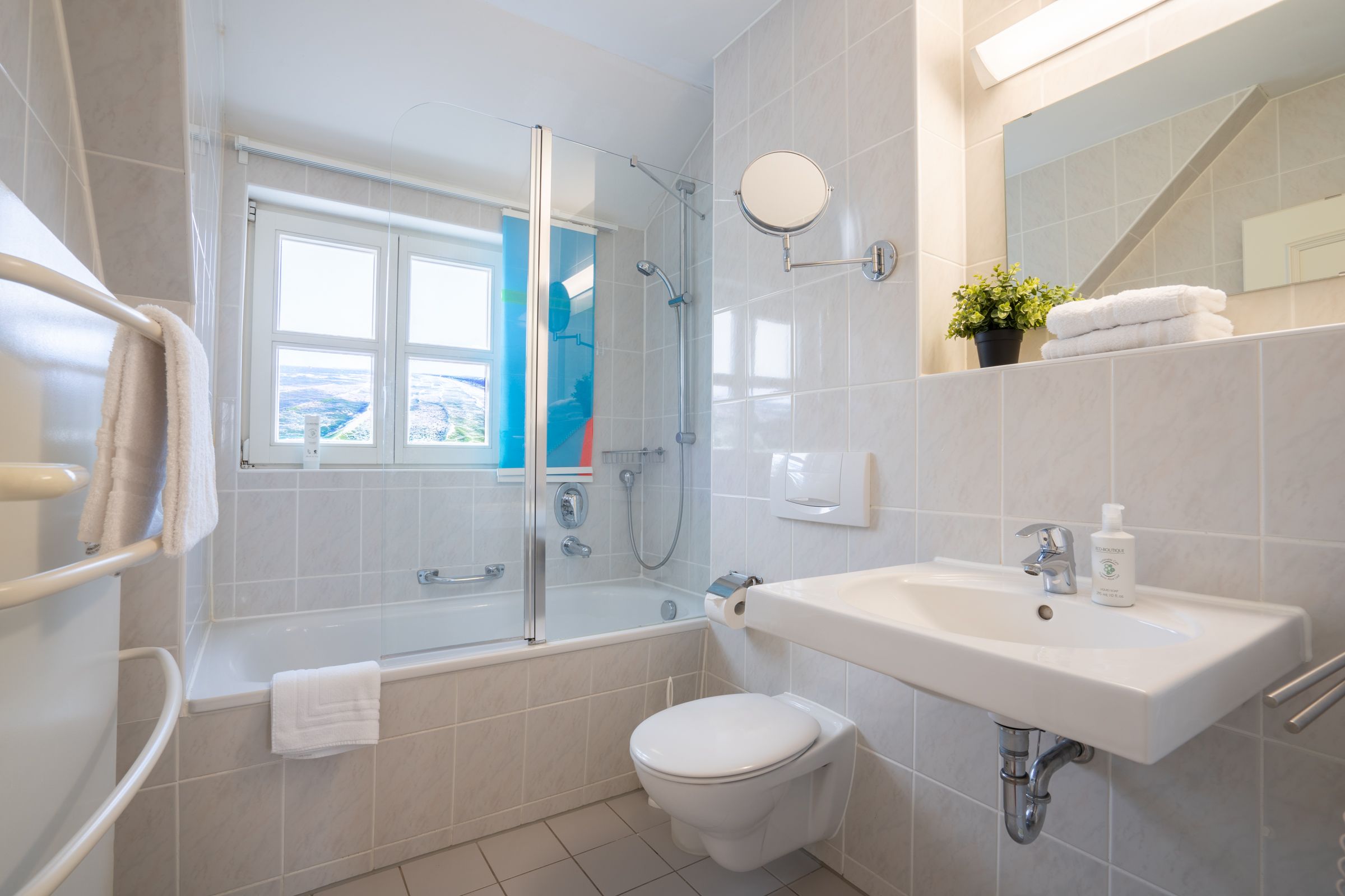 Feriendorf Rugana Komfort Ferienwohnung mit 2 Schlafzimmern und Terrasse (A01) Insel Rügen - Badezimmer