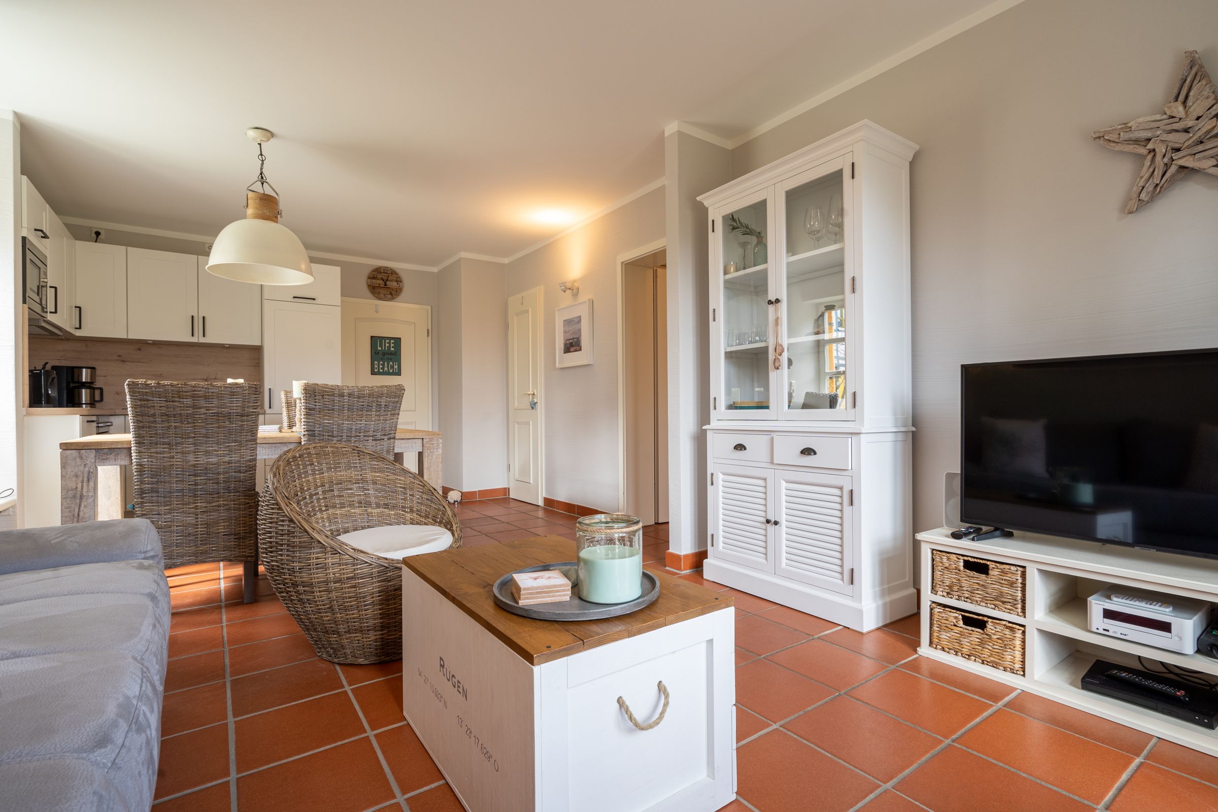 Feriendorf Rugana Komfortplus Ferienwohnung mit 1 Schlafzimmer und Terrasse (A07) Insel Rügen - Wohnzimmer