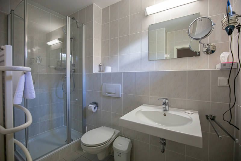 Feriendorf Rugana Klassik Ferienwohnung mit 1 Schlafzimmer und Terrasse (A24) Insel Rügen - Badezimmer