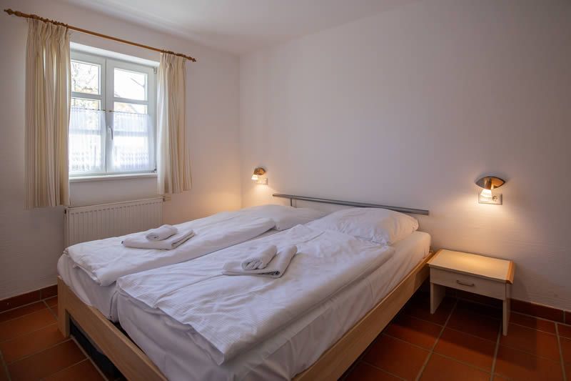 Feriendorf Rugana Klassik Ferienwohnung mit 1 Schlafzimmer und Terrasse (A24) Insel Rügen - Schlafzimmer