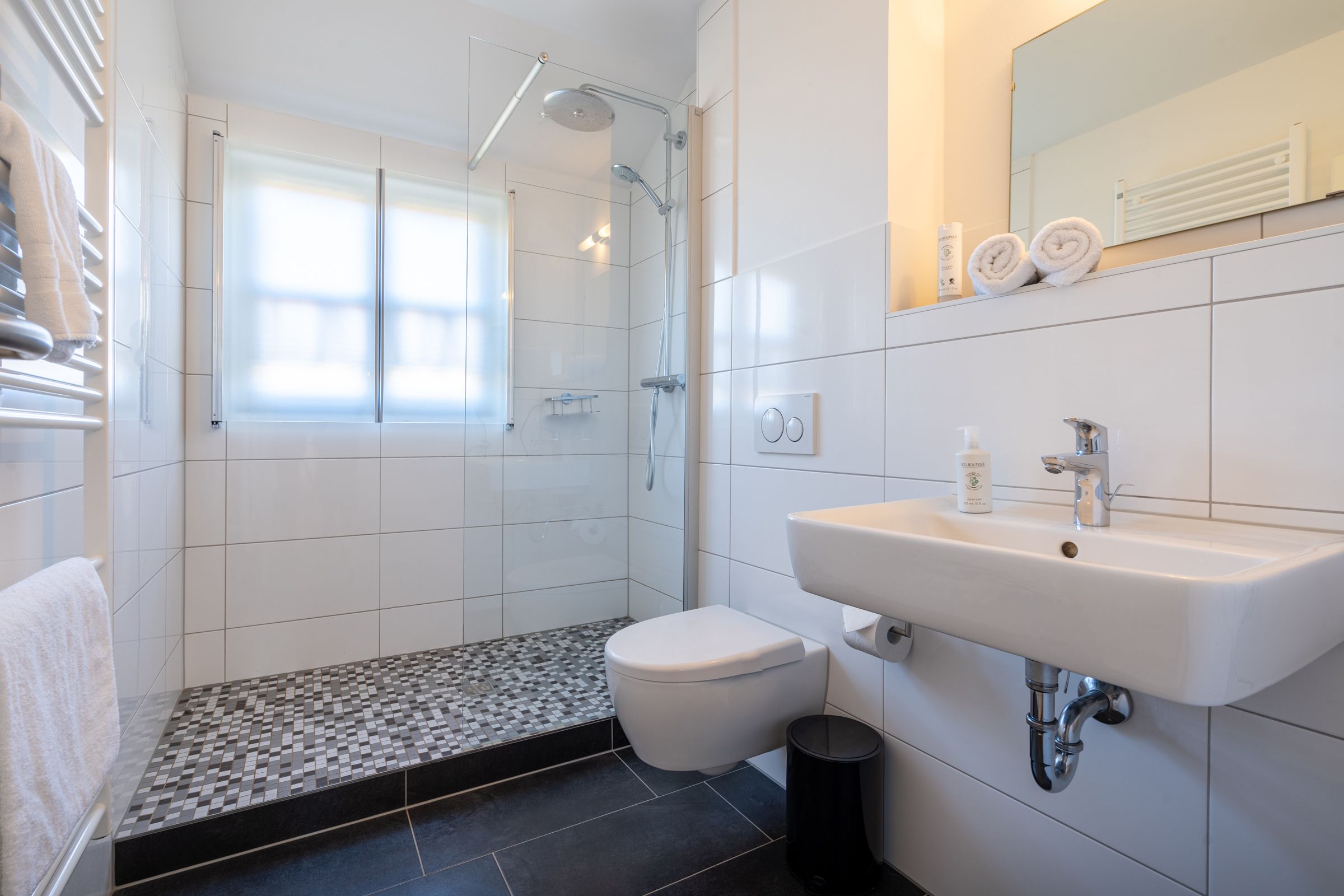 Feriendorf Rugana Klassik Ferienwohnung mit 2 Schlafzimmern und Terrasse (A27) Insel Rügen - Badezimmer