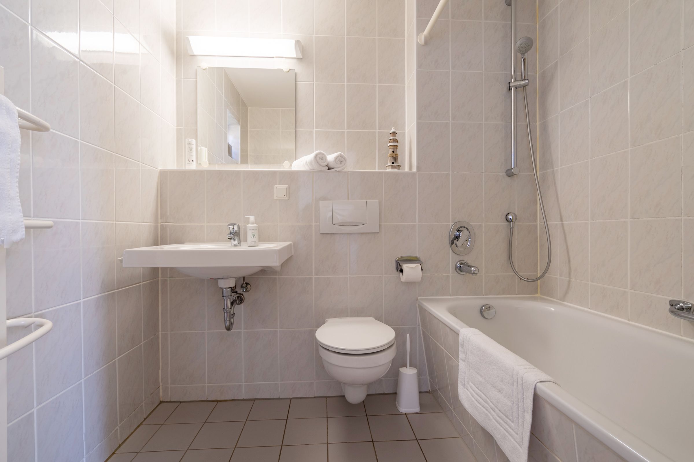 Feriendorf Rugana Klassik Ferienwohnung mit 1 Schlafzimmer und Terrasse (A33) Insel Rügen - Badezimmer