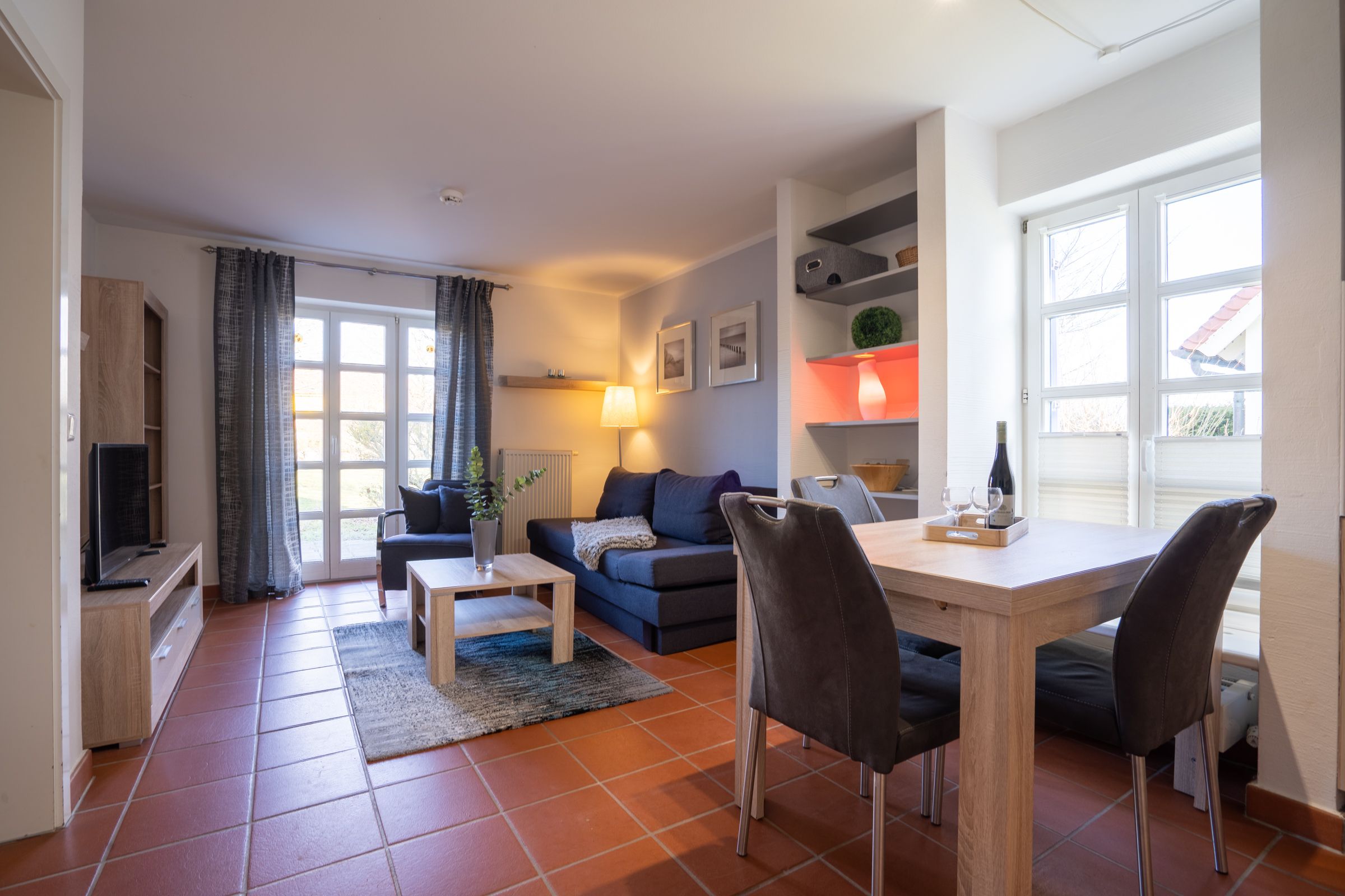 Feriendorf Rugana Komfortplus Ferienwohnung mit 1 Schlafzimmer und Terrasse (A38) Insel Rügen - Wohnzimmer