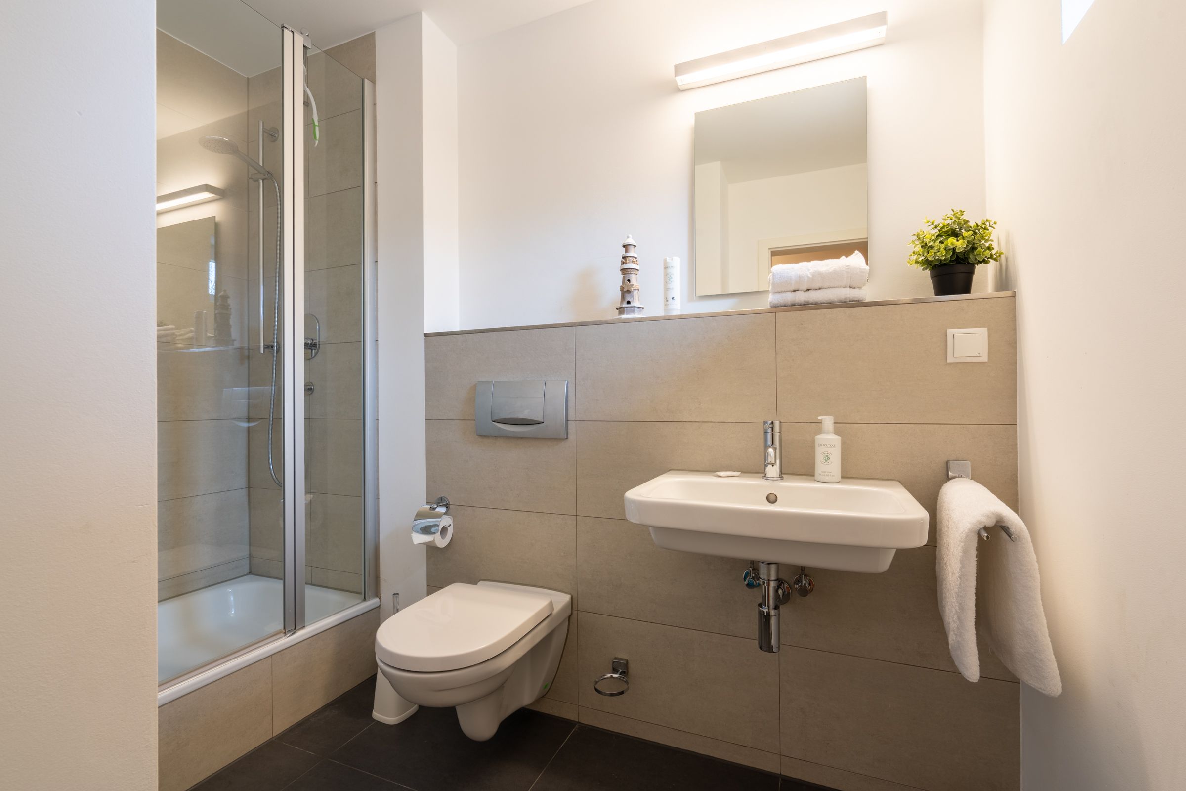 Feriendorf Rugana Komfortplus Ferienwohnung mit 3 Schlafzimmern und Terrasse (A65) Insel Rügen - Badezimmer