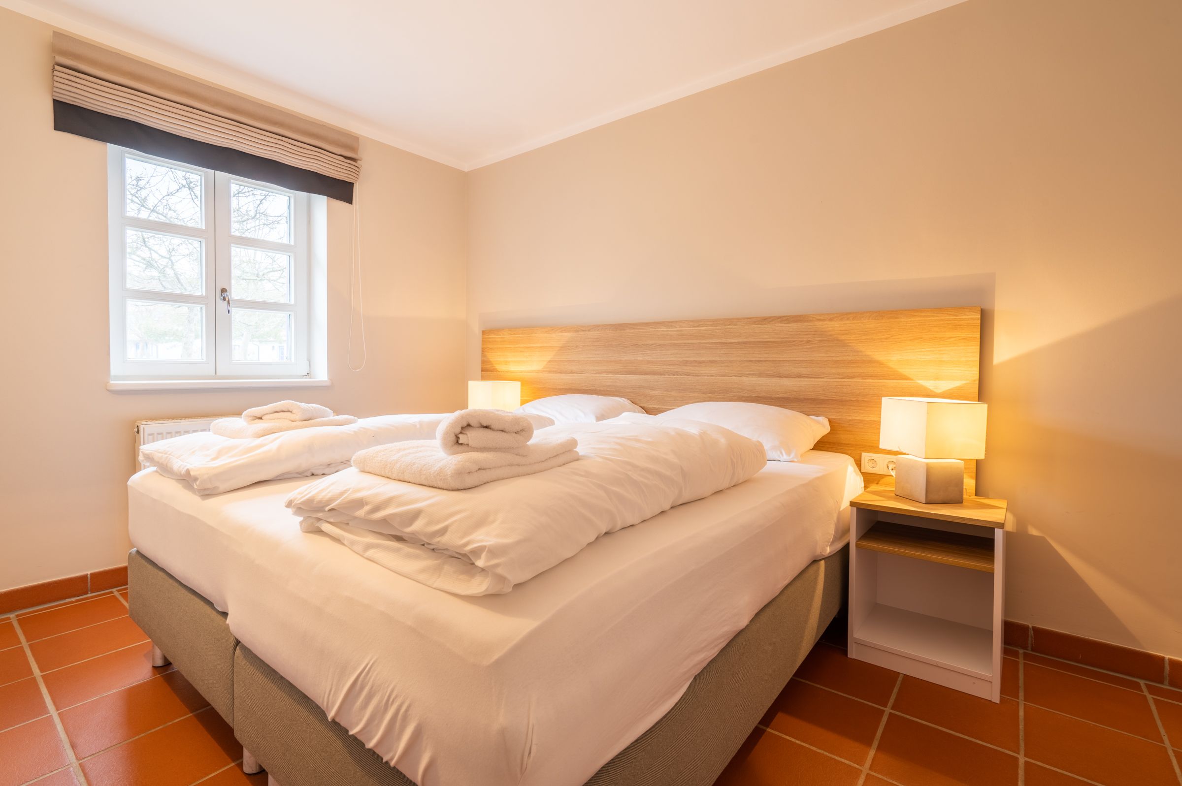 Feriendorf Rugana Komfortplus Ferienwohnung mit 3 Schlafzimmern und Terrasse (A65) Insel Rügen - Schlafzimmer