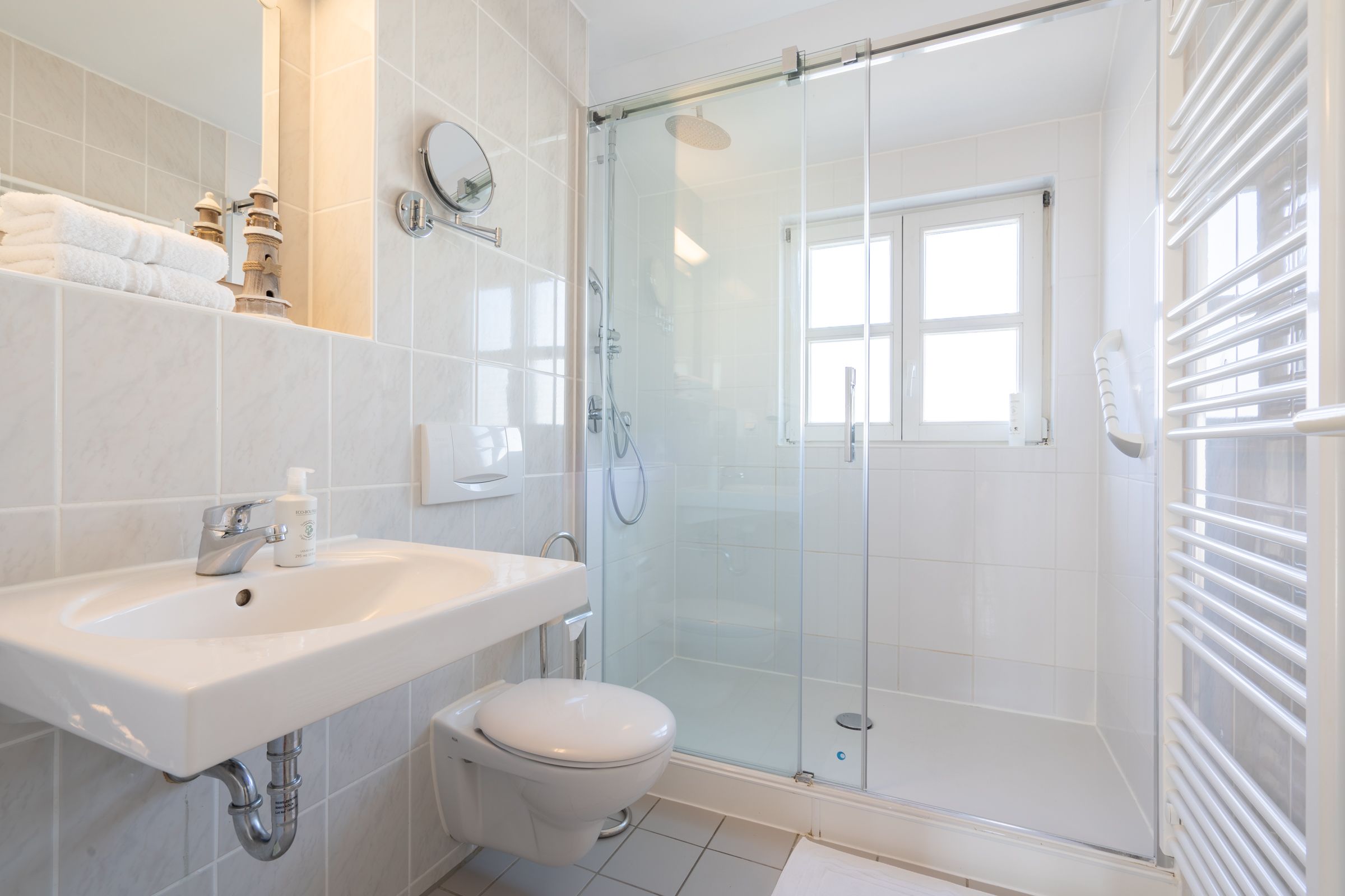 Feriendorf Rugana Komfort Ferienwohnung mit 2 Schlafzimmern und Terrasse (A71) Insel Rügen - Badezimmer