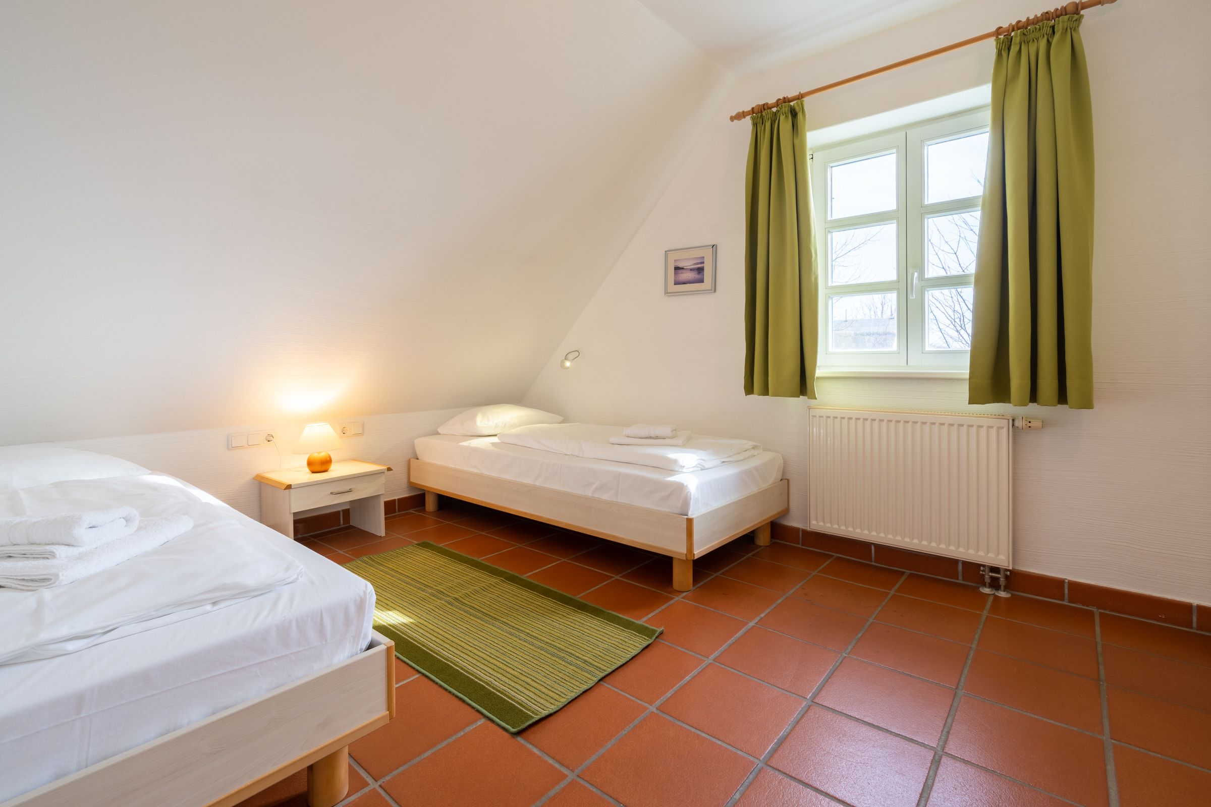 Feriendorf Rugana Komfort Ferienwohnung mit 2 Schlafzimmern und Terrasse (A71) Insel Rügen - Schlafzimmer