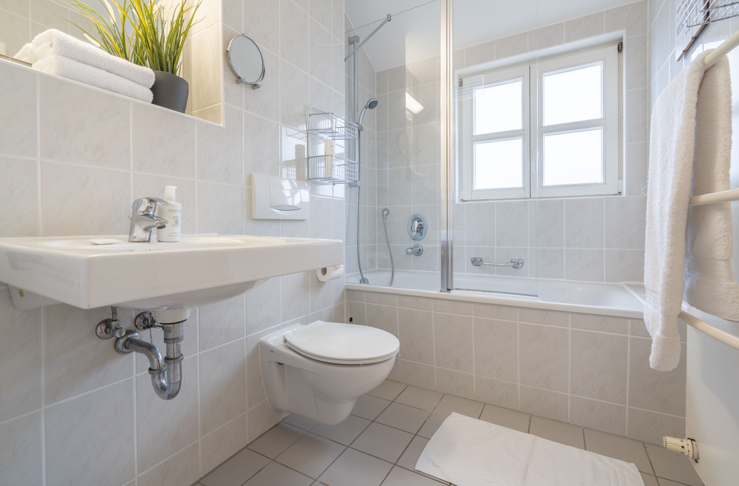 Feriendorf Rugana Komfort Ferienwohnung mit 2 Schlafzimmern und Terrasse (C29) Insel Rügen - Badezimmer