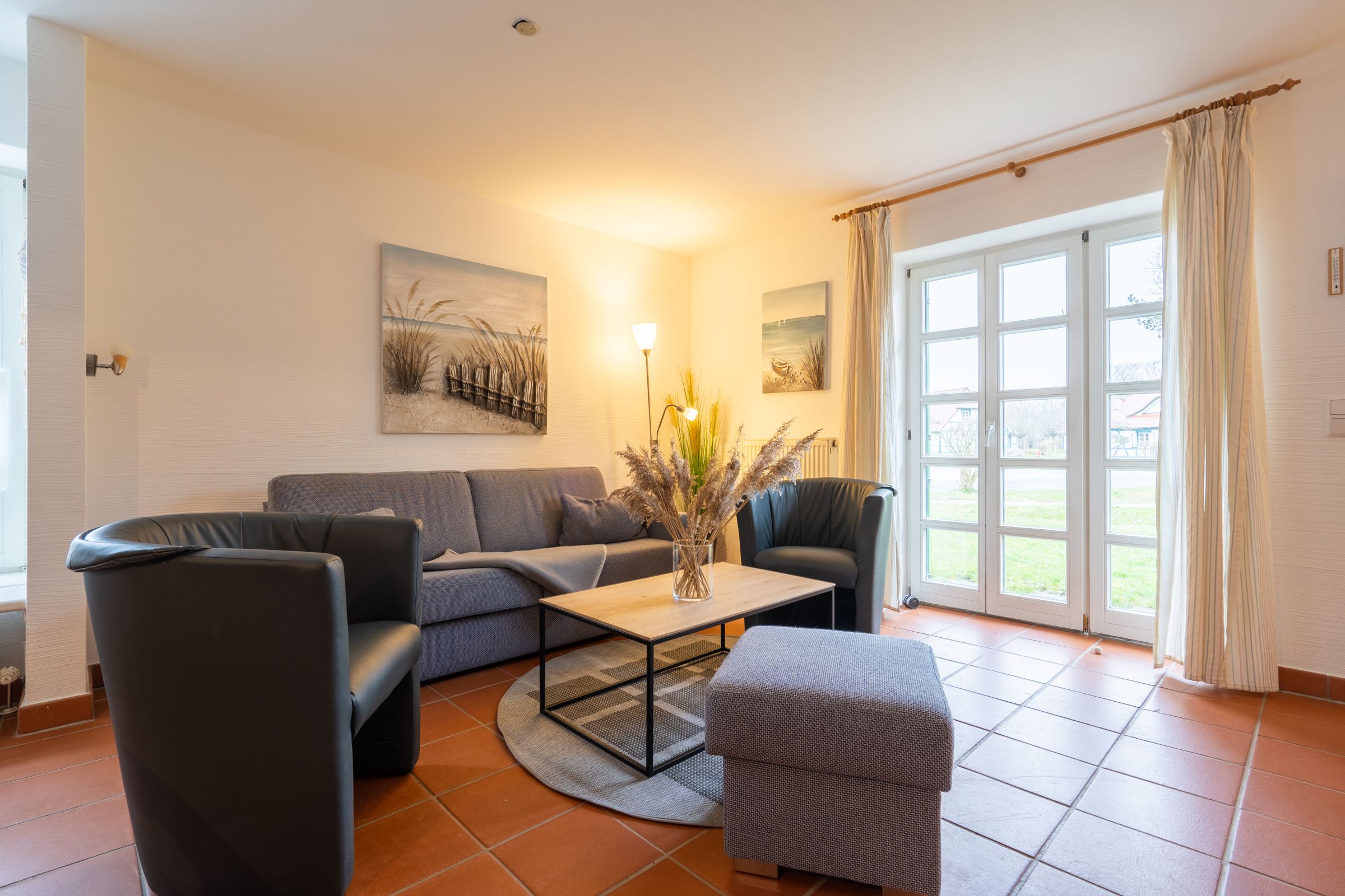 Feriendorf Rugana Komfort Ferienwohnung mit 2 Schlafzimmern und Terrasse (C29) Insel Rügen - Wohnzimmer