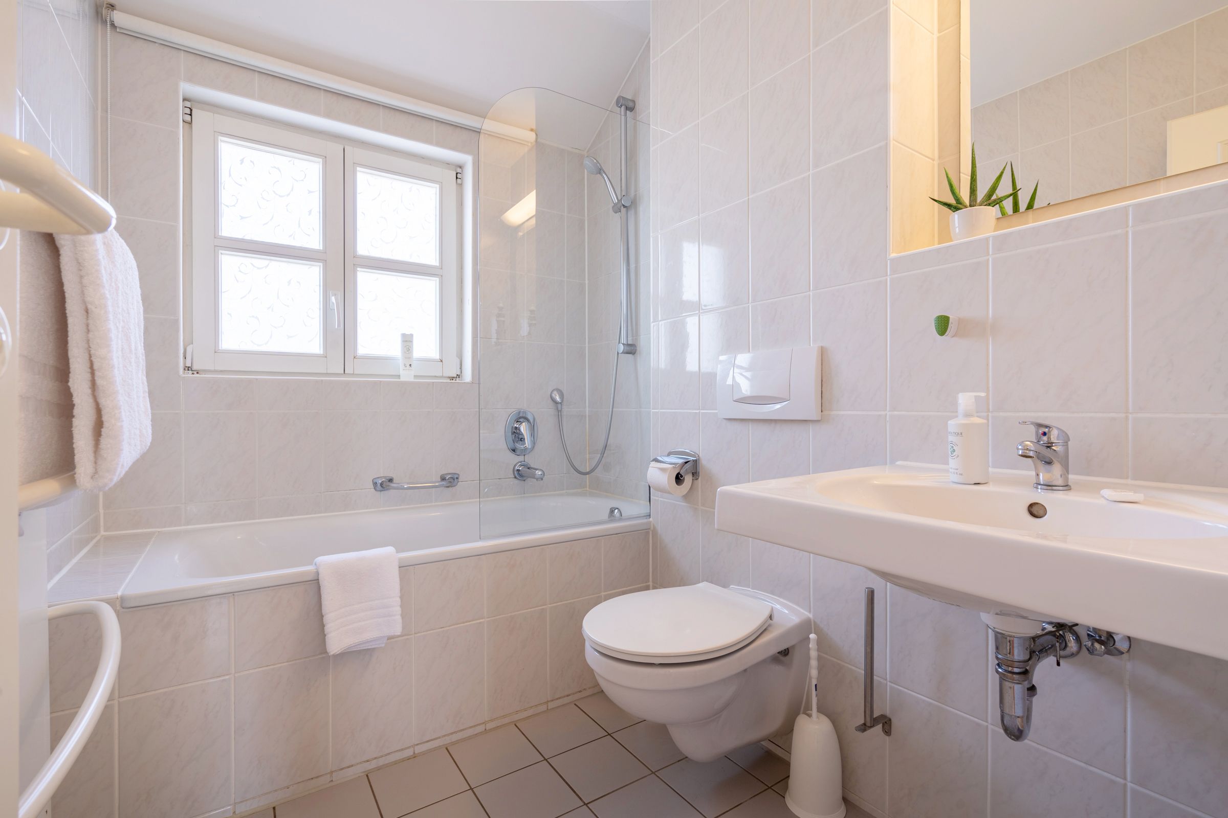 Feriendorf Rugana Komfort Ferienwohnung mit 2 Schlafzimmern und Terrasse (B01) Insel Rügen - Badezimmer