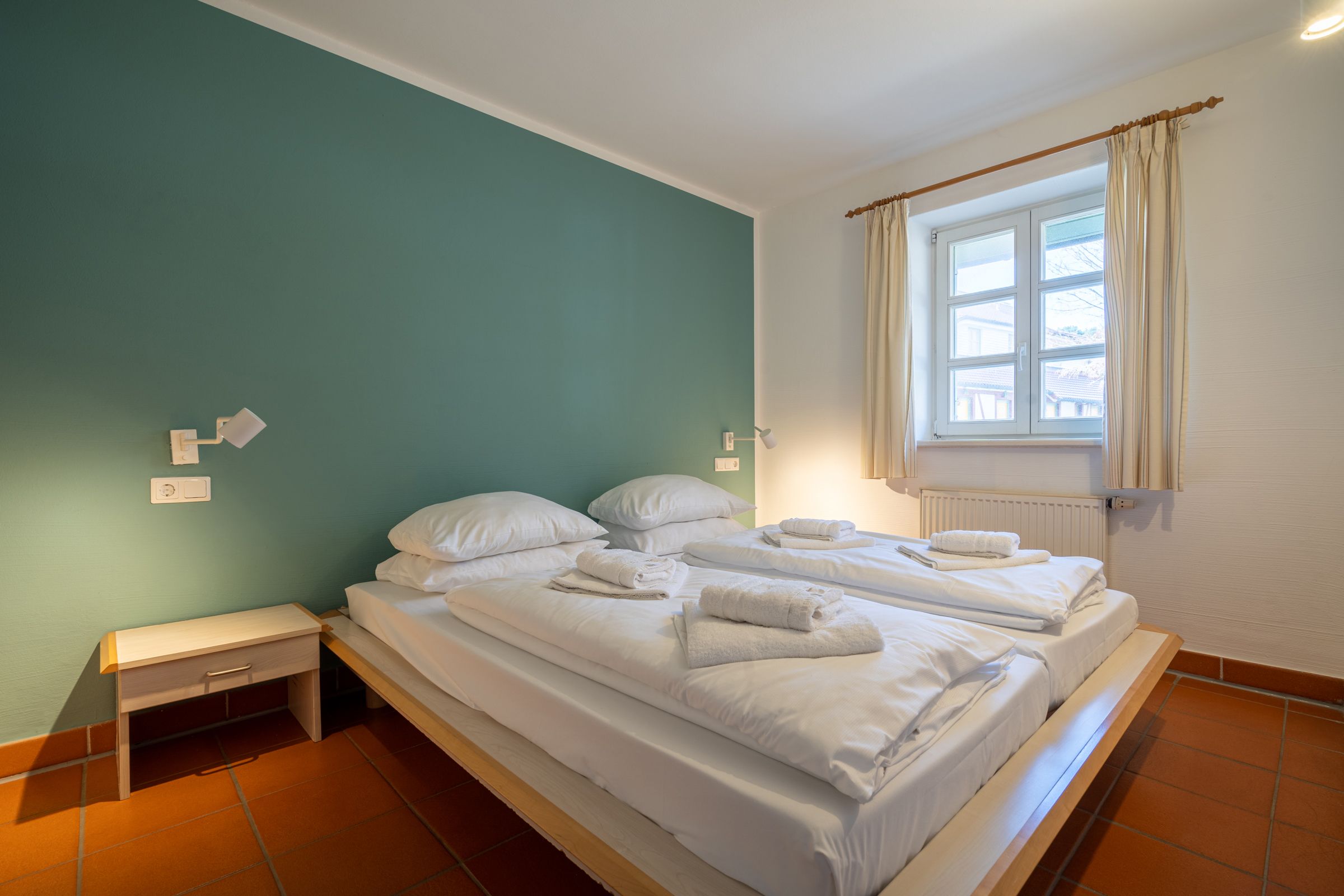 Feriendorf Rugana Komfortplus Ferienwohnung mit 1 Schlafzimmer und Terrasse (B02) Insel Rügen - Schlafzimmer