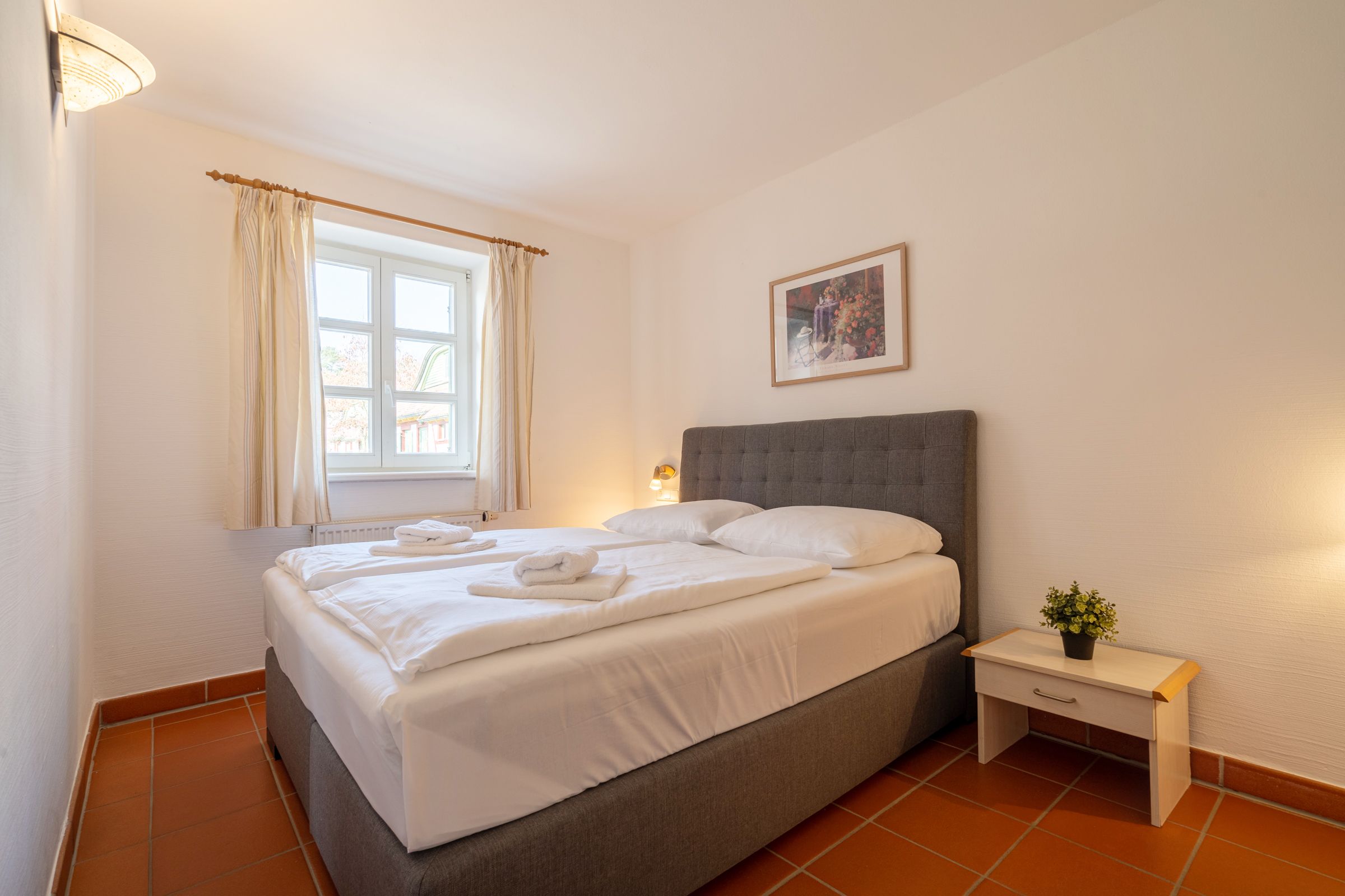 Feriendorf Rugana Klassik Ferienwohnung mit 1 Schlafzimmer und Terrasse (B05) Insel Rügen - Schlafzimmer