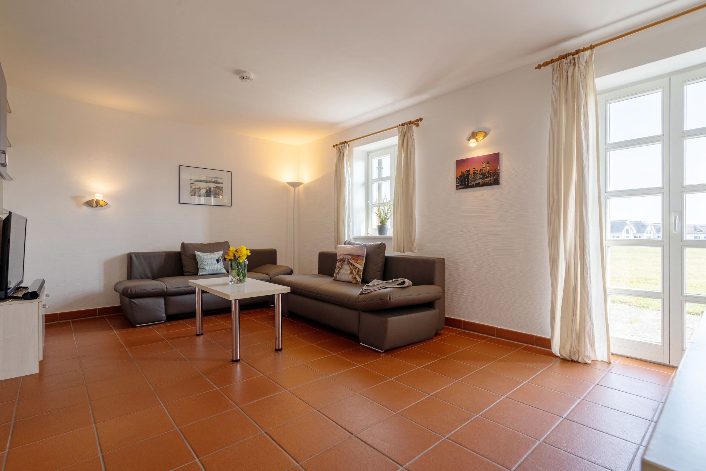 Feriendorf Rugana Klassik Ferienwohnung mit 1 Schlafzimmer und Terrasse (B05) Insel Rügen - Wohnzimmer