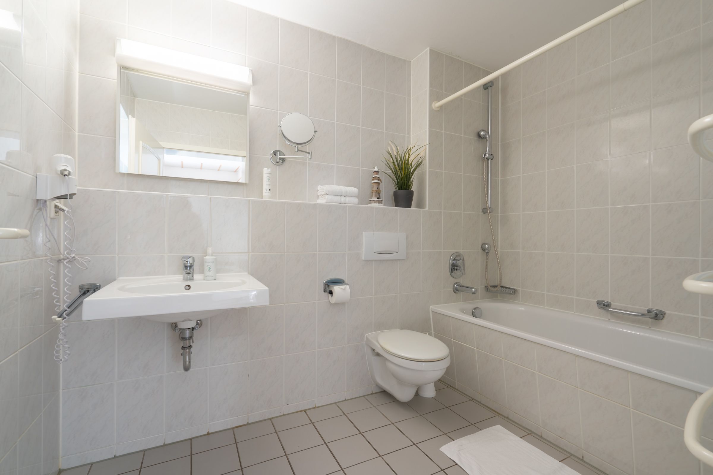 Feriendorf Rugana Komfort Ferienwohnung mit 1 Schlafzimmer und Terrasse (B11) Insel Rügen - Badezimmer