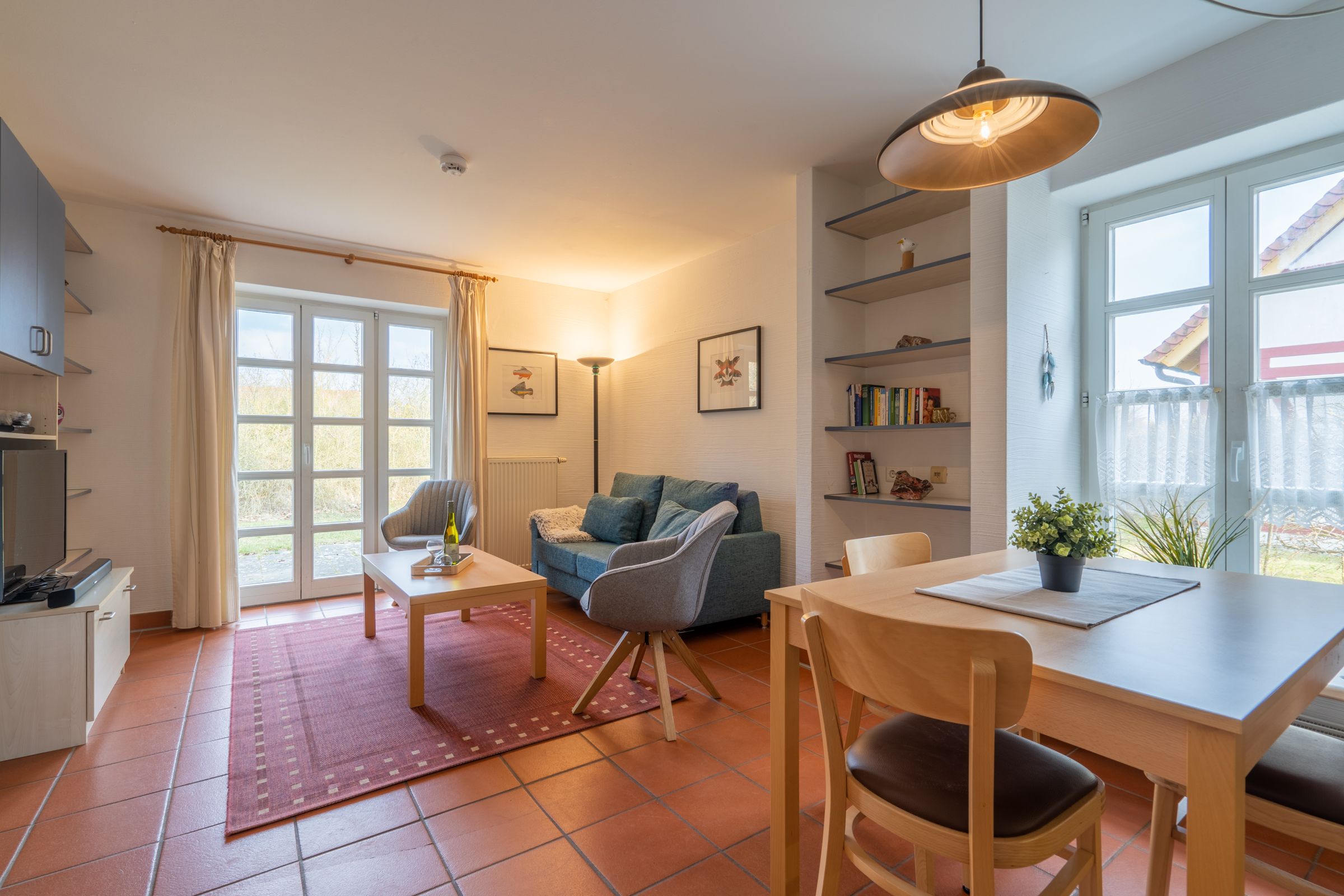 Feriendorf Rugana Komfort Ferienwohnung mit 1 Schlafzimmer und Terrasse (B11) Insel Rügen - Wohnzimmer