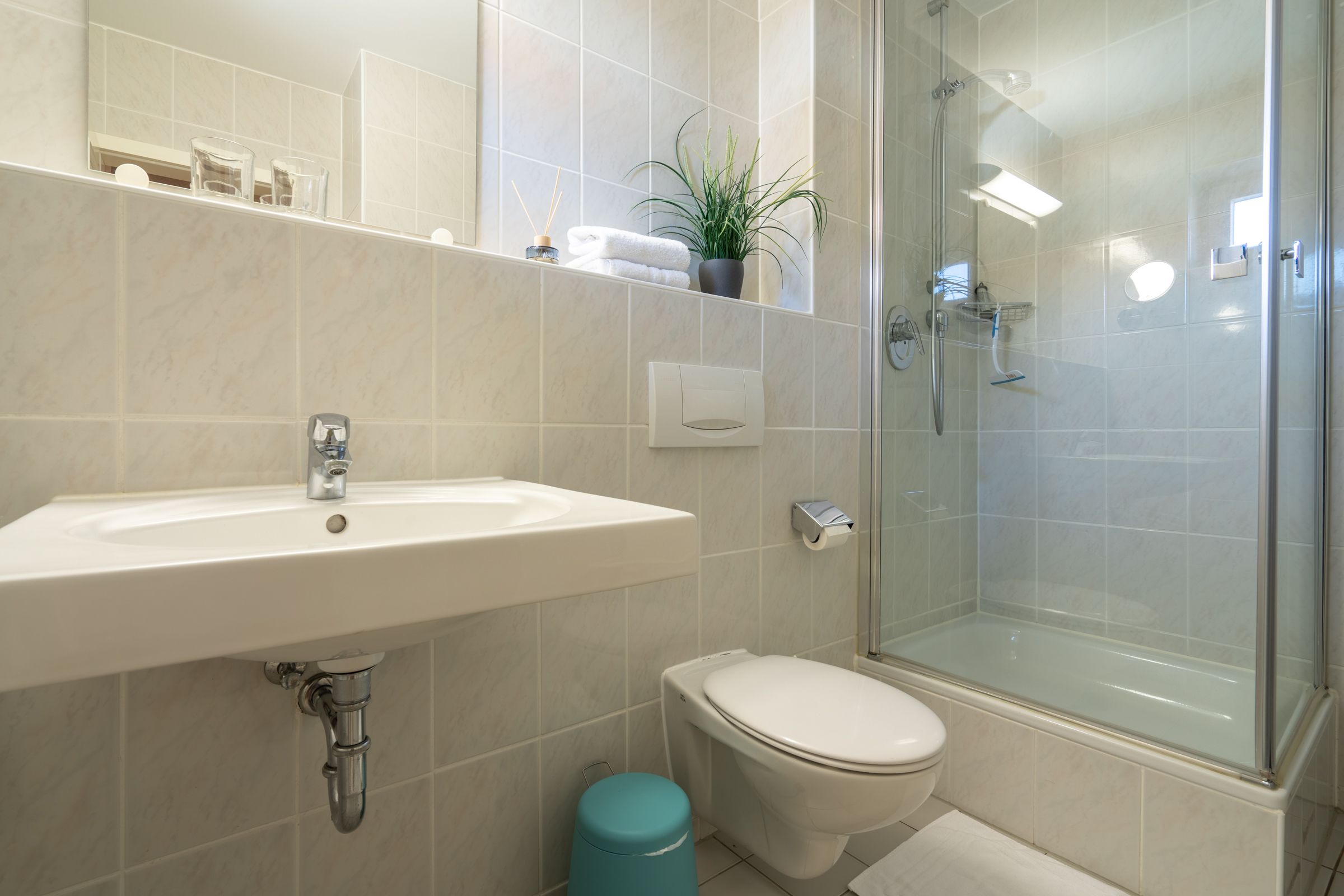 Feriendorf Rugana Komfortplus Ferienwohnung mit 1 Schlafzimmer und Terrasse (D36) Insel Rügen - Badezimmer