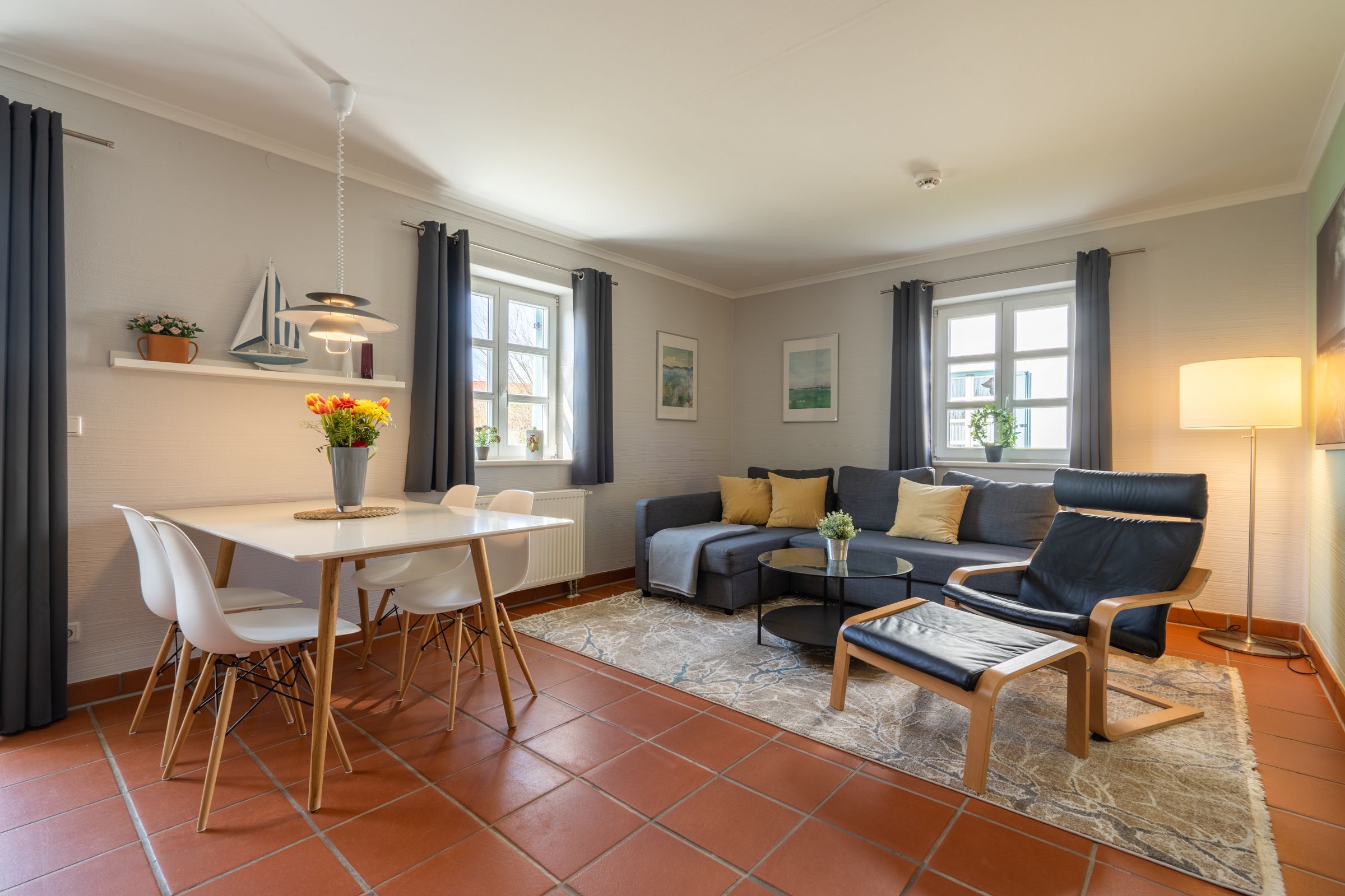 Feriendorf Rugana Komfortplus Ferienwohnung mit 1 Schlafzimmer und Terrasse (D36) Insel Rügen - Wohnzimmer