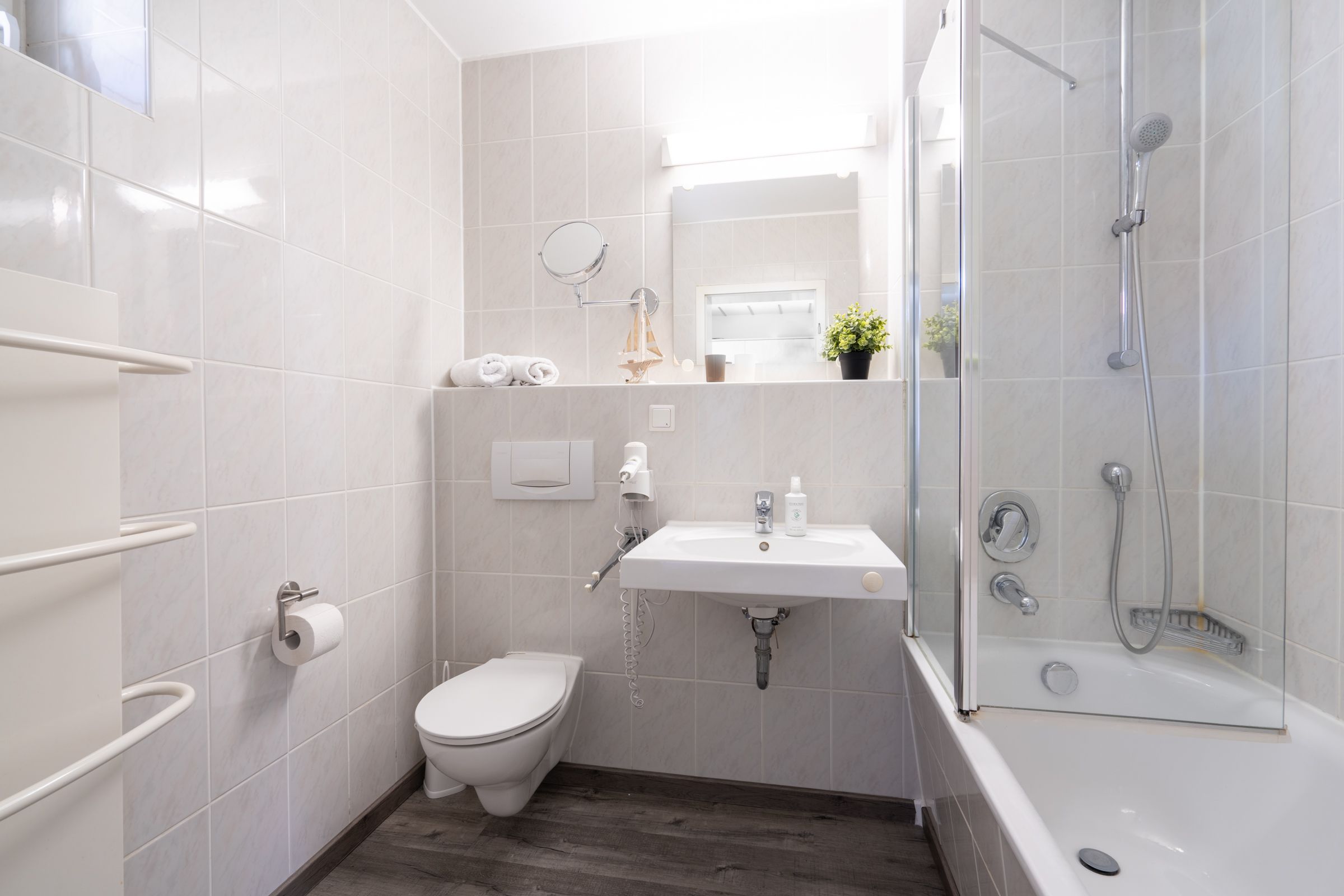 Feriendorf Rugana Komfort Ferienwohnung mit 1 Schlafzimmer und Terrasse (B29) Insel Rügen - Badezimmer