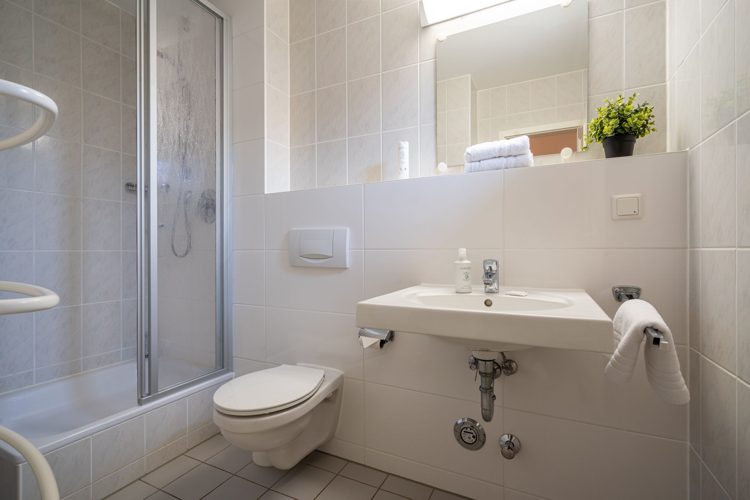 Feriendorf Rugana Komfort Ferienwohnung mit 1 Schlafzimmer und Terrasse (B55) Insel Rügen - Badezimmer