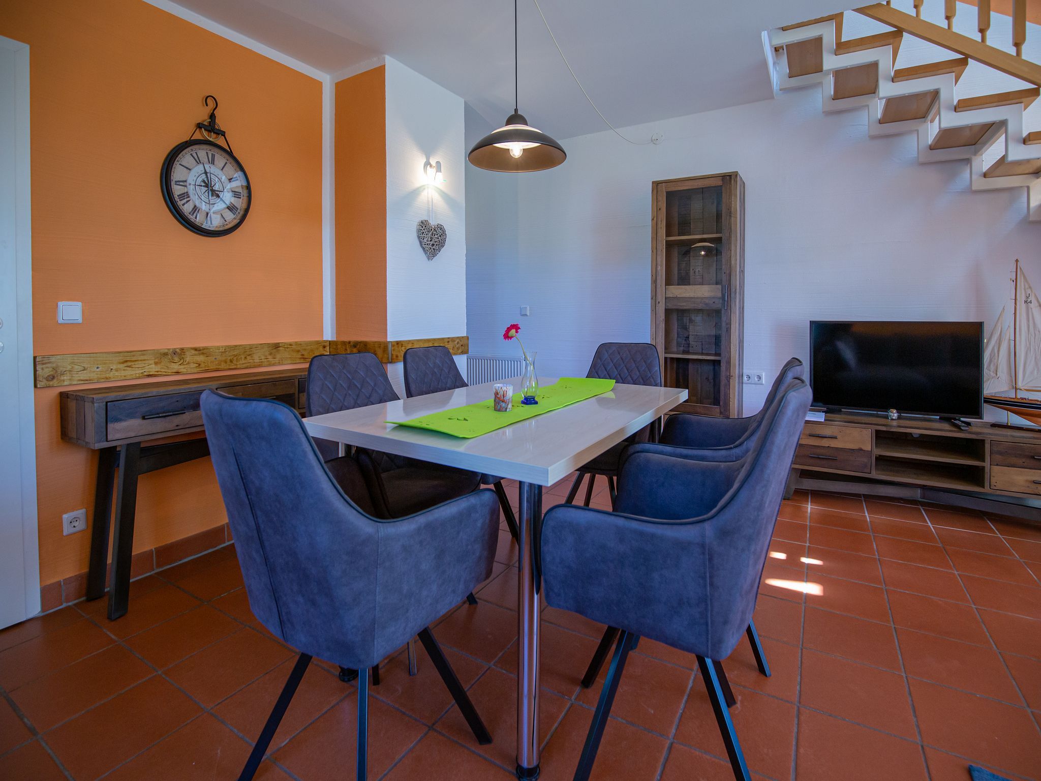 Feriendorf Rugana Komfort Ferienwohnung mit 2 Schlafzimmern und Terrasse (C05) Insel Rügen - Wohnzimmer