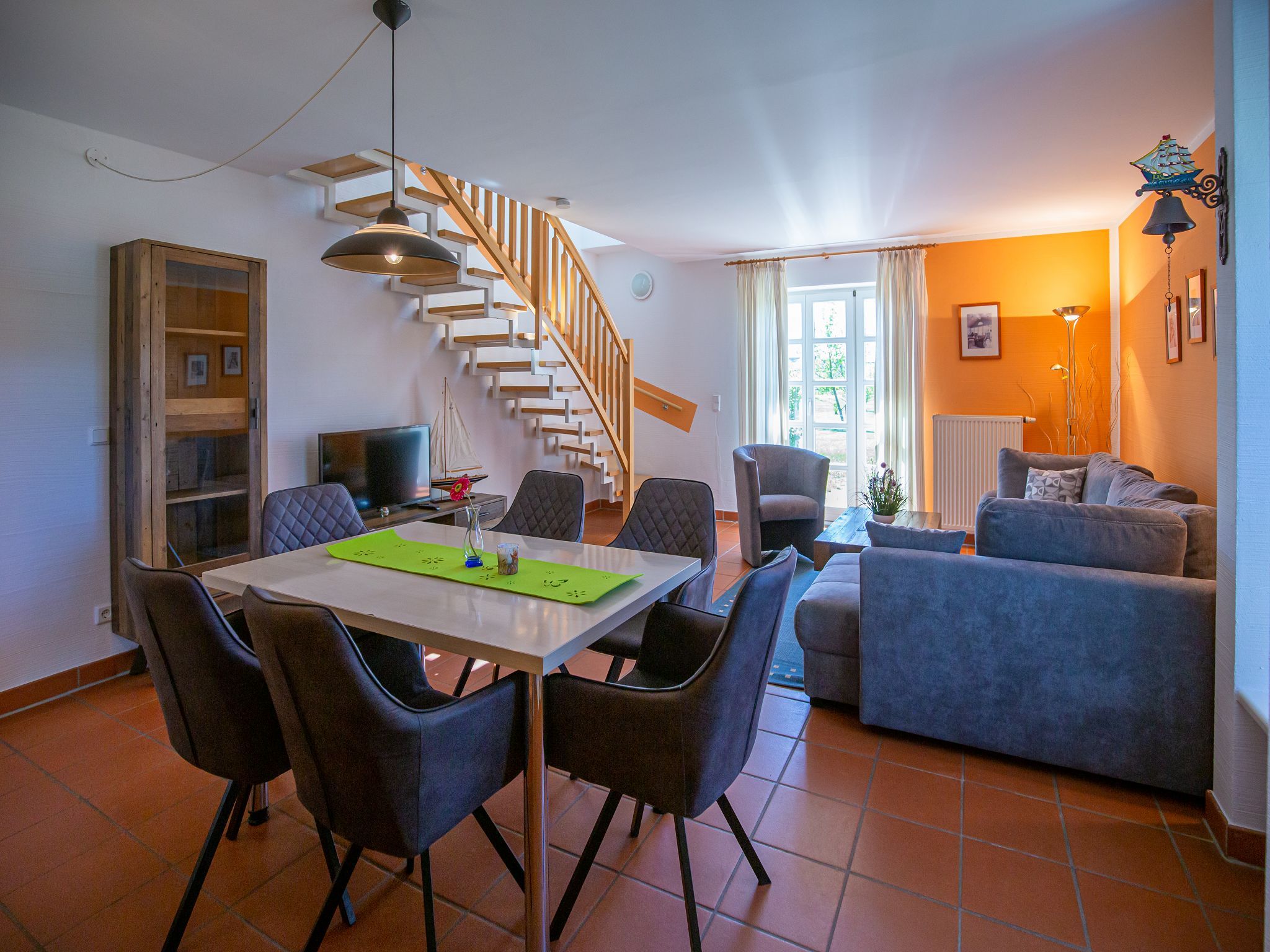 Feriendorf Rugana Komfort Ferienwohnung mit 2 Schlafzimmern und Terrasse (C05) Insel Rügen - Wohnzimmer