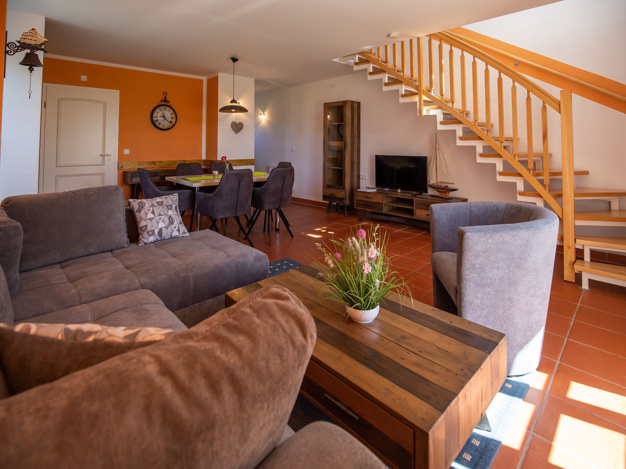 Feriendorf Rugana Komfort Ferienwohnung mit 2 Schlafzimmern und Terrasse (C05) Insel Rügen - Wohnzimmer