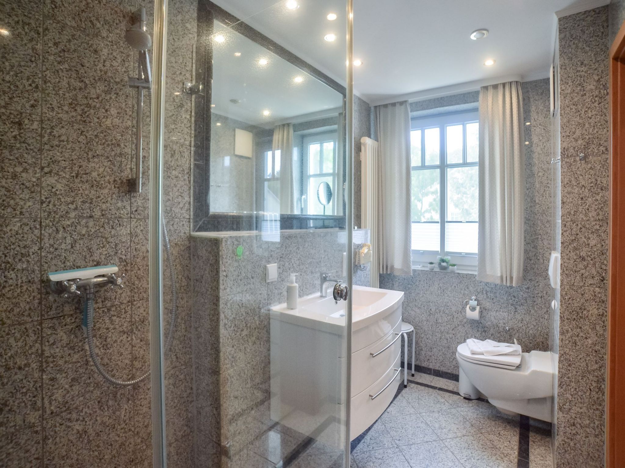 Dünenpark Binz Komfortplus Ferienwohnung mit 1 Schlafzimmer und Balkon im Obergeschoss (119) Insel Rügen - Badezimmer